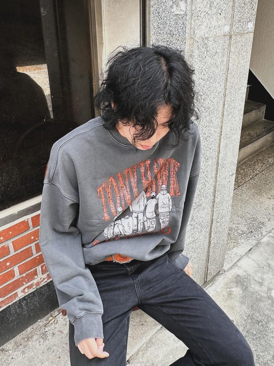 TONY HAWK Boarder Pigment Crack Crewneck Charcoal 착용 스타일 - 2