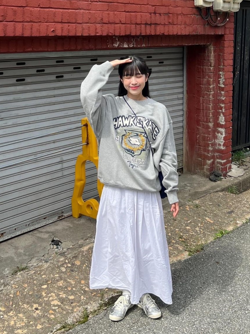 TONY HAWK Hawk College Graphic Crewneck Grey 착용 스타일 - 1