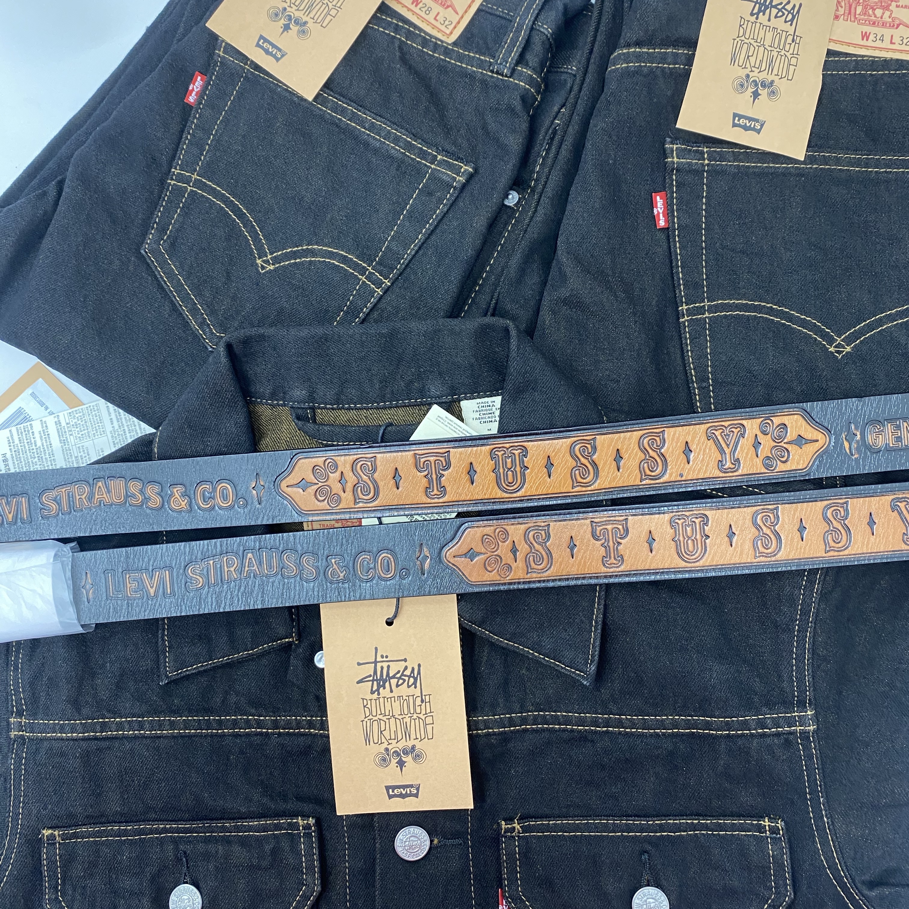 Stussy x Levi's Crispy Rinse Trucker Jacket Black, Stussy x Levi's Embossed Leather Belt Black 착용 스타일