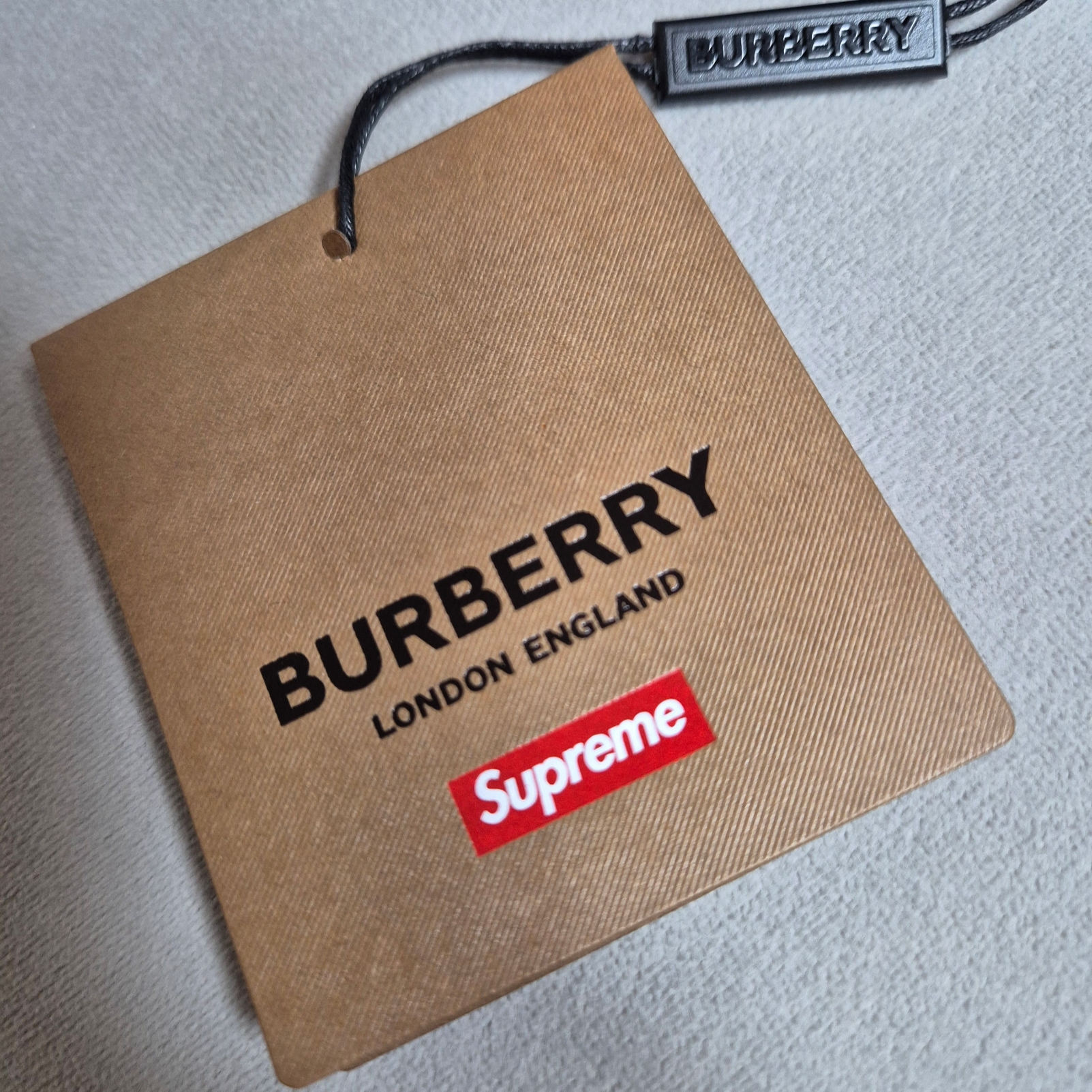 Supreme Washed Chino Twill Camp Cap Leopard - 23FW, Supreme x Burberry Denim 6-Panel Beige - 22SS 착용 스타일 - 2