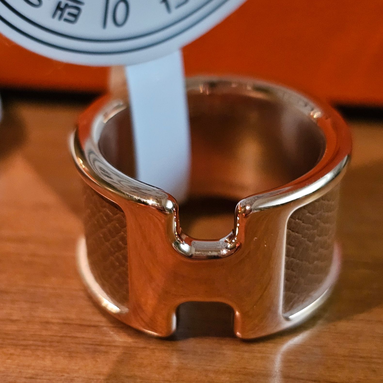 (W) Hermes Large Olympe Ring Calfskin Metal Rose Gold 착용 스타일 - 8
