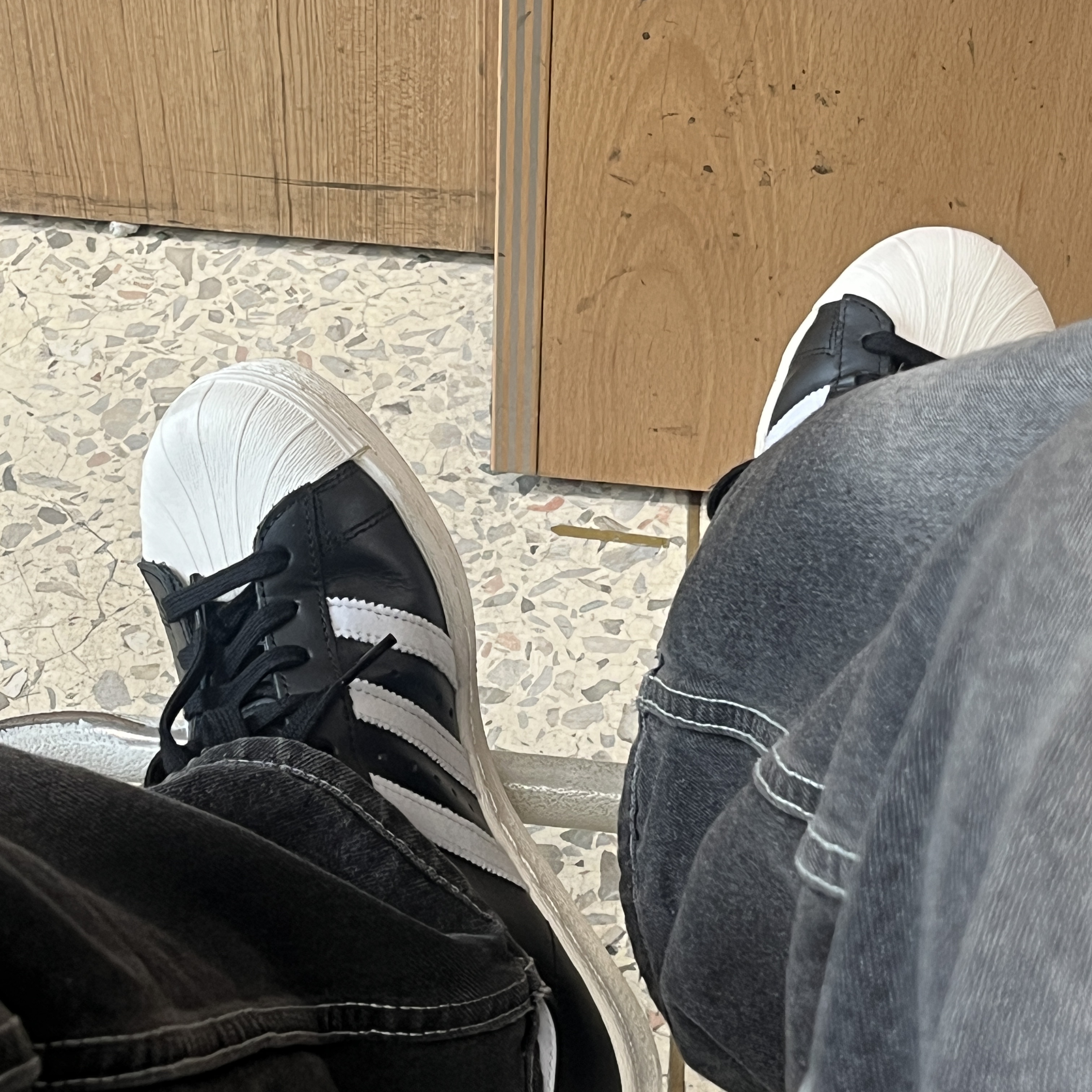Adidas Superstar 82 FI Core Black 착용 스타일 - 1