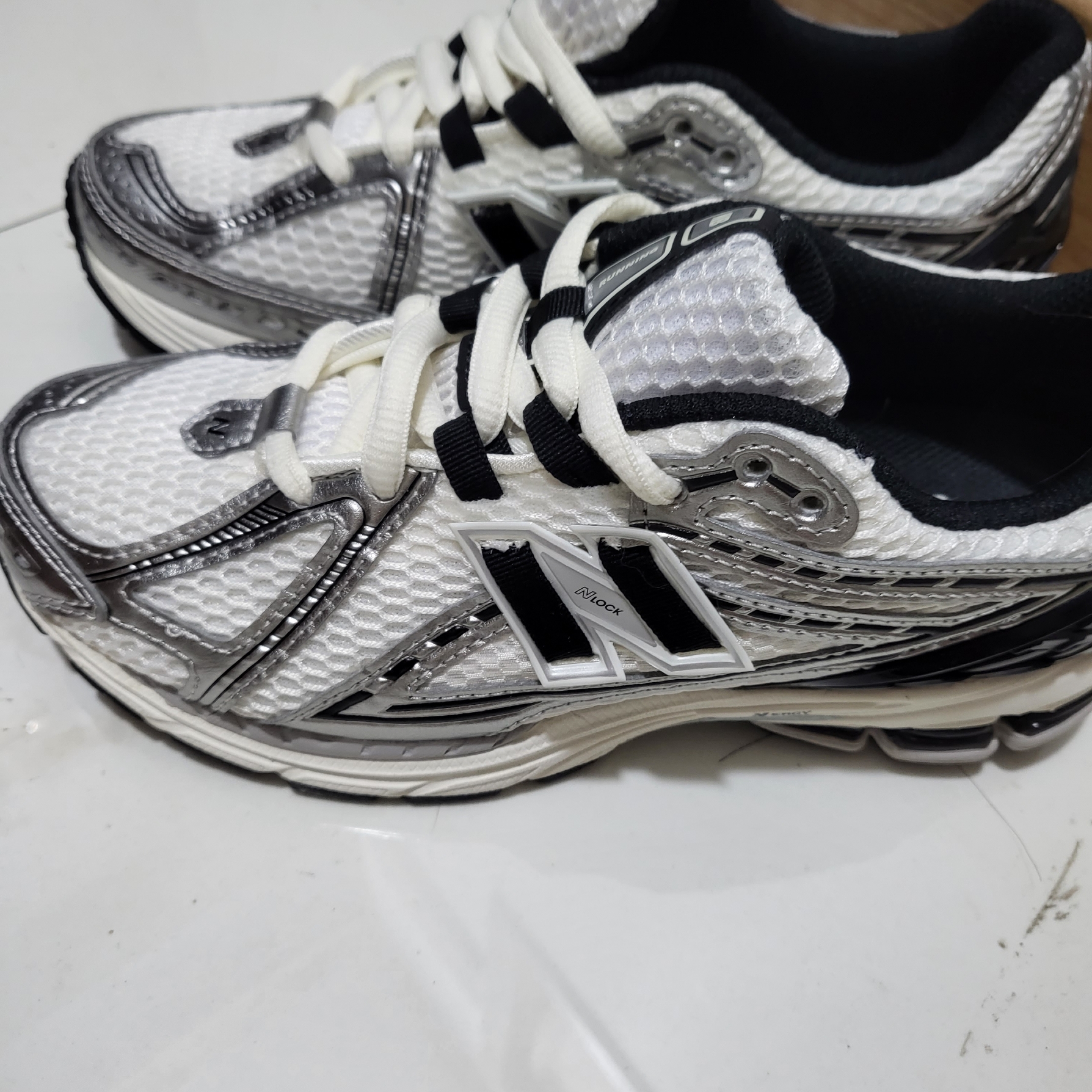 New Balance 1906R Silver Metallic Black 착용 스타일