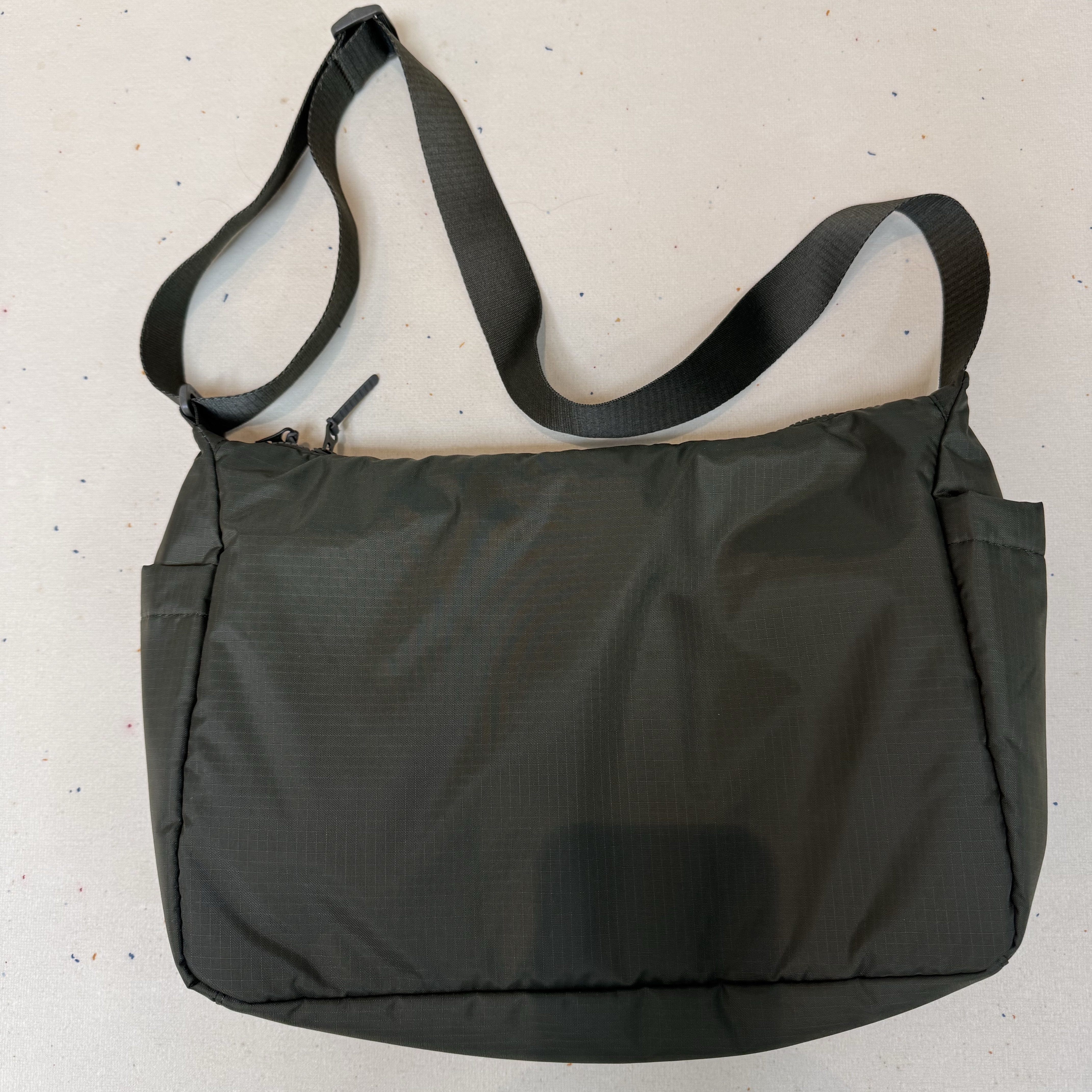 Uniqlo Multi Pocket Shoulder Bag Olive 착용 스타일 - 2
