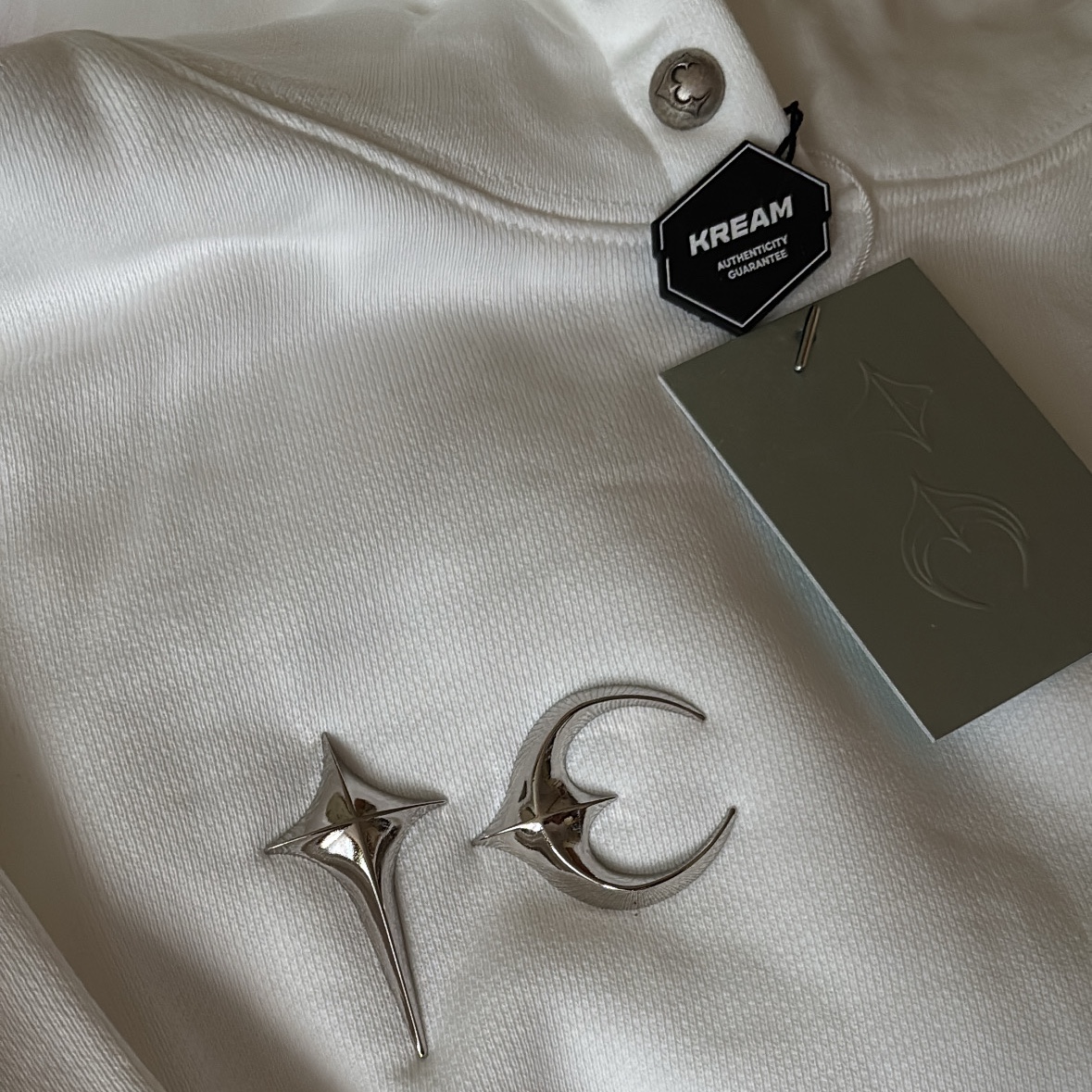 Thug Club Armor Hoodie White 착용 스타일
