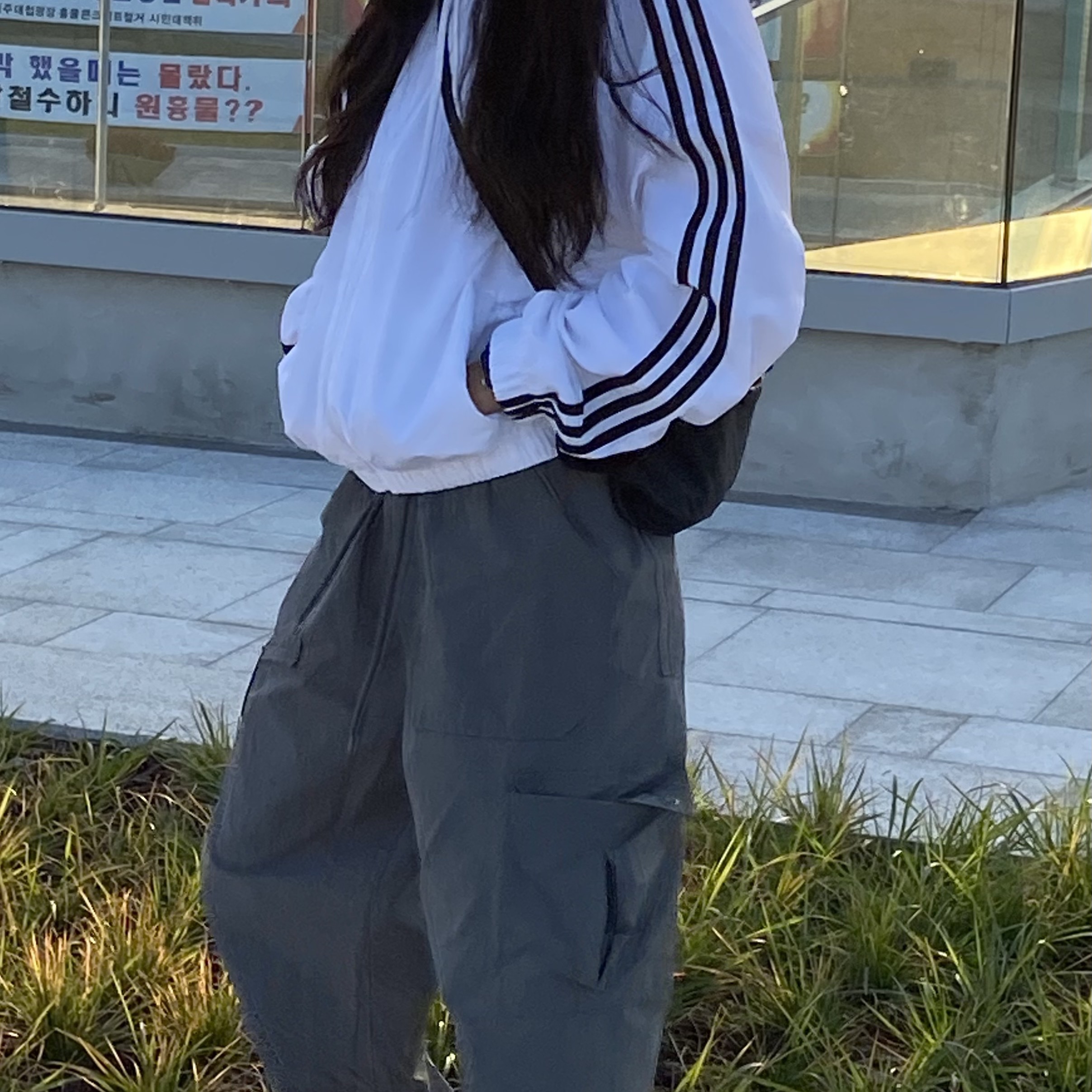 (W) Adidas Essential 3-Stripes Woven Windbreaker Jacket White - US Sizing, Arc'teryx Heliad 6 Crossbody Bag Black 착용 스타일 - 3