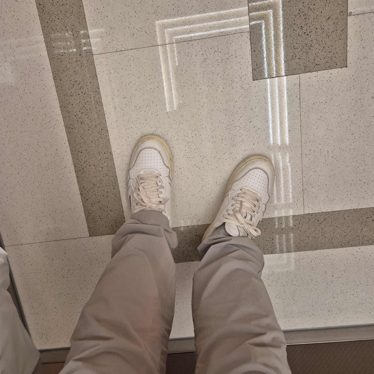 Autry Medalist Low Leather Sneakers White Blue 착용 스타일