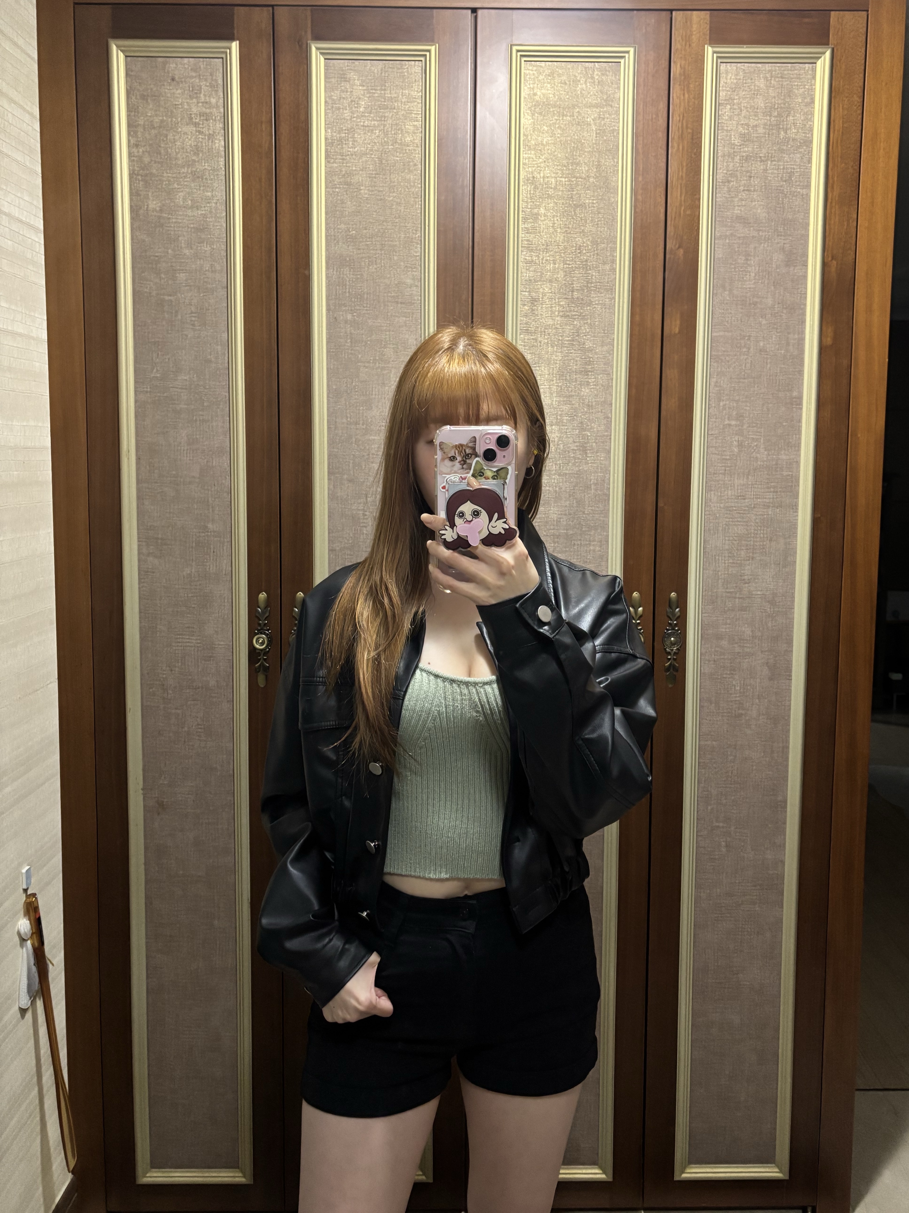 (W) Dr. Martens 1B60 Boots Black, Celine Small Cabas in Grained Calfskin Grey 착용 스타일 - 2