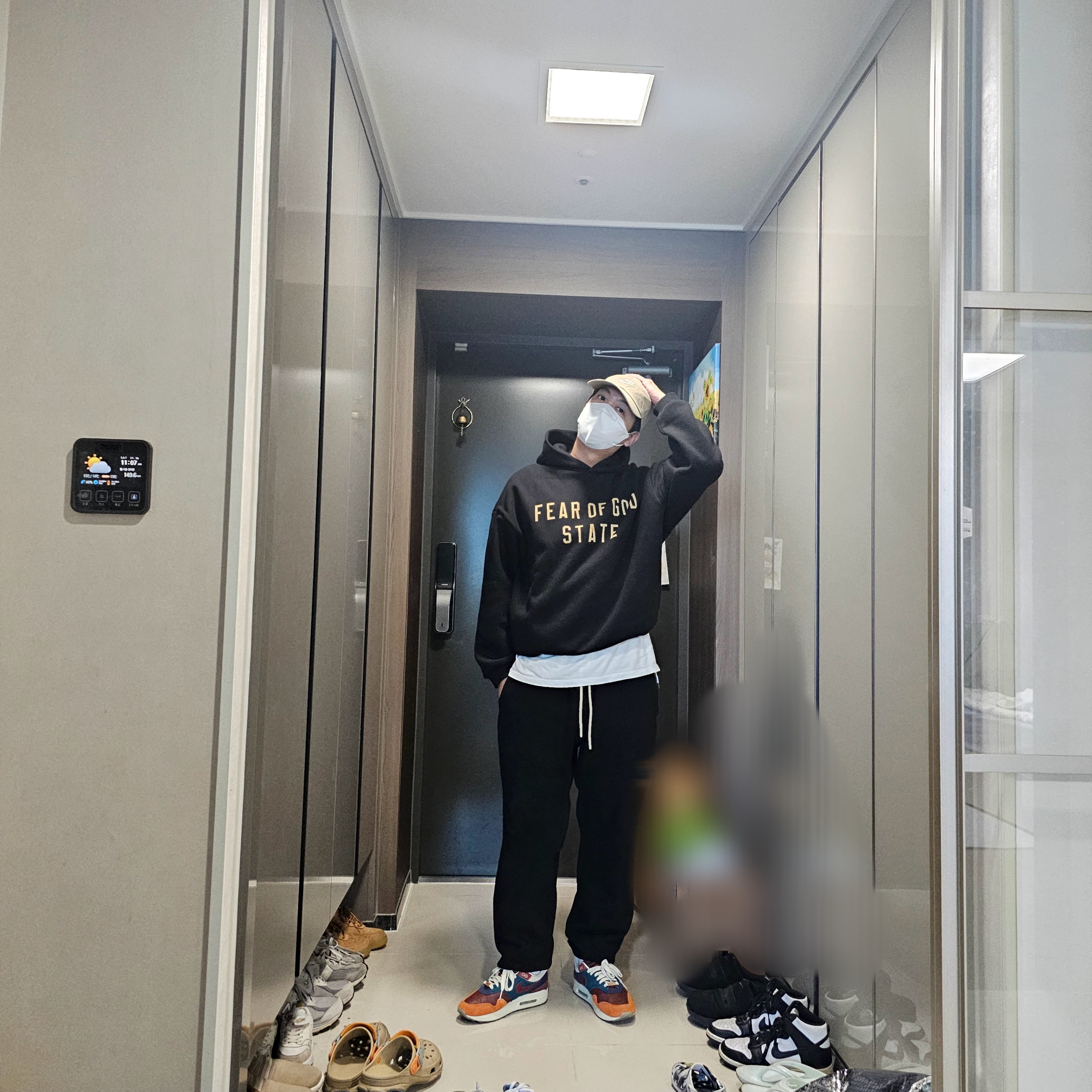 Essentials Fleece State Hoodie Black - 24FW, Essentials Sweatpants Jet Black - 23FW 착용 스타일 - 1