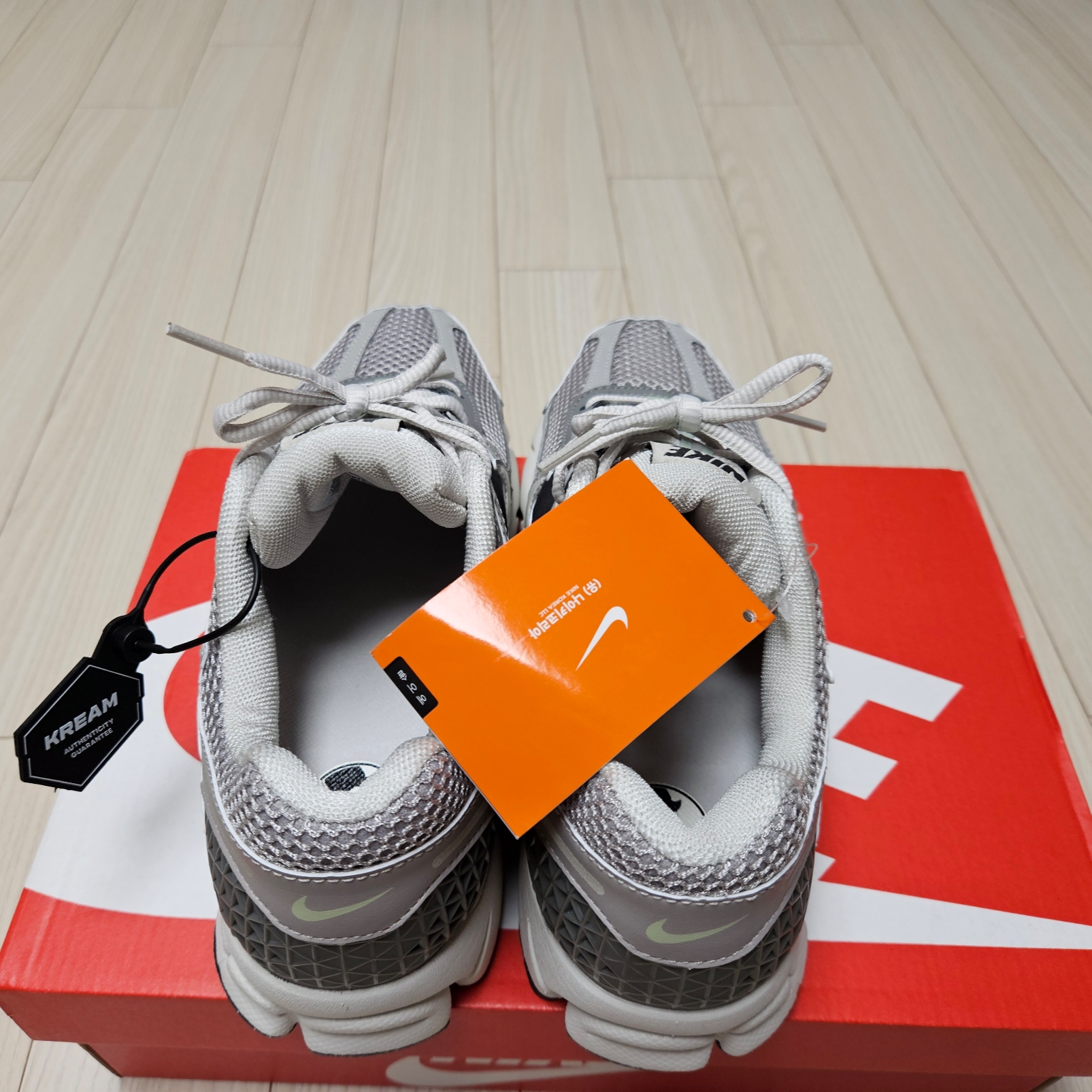(W) Nike Zoom Vomero 5 Cobblestone and Flat Pewter 착용 스타일 - 2