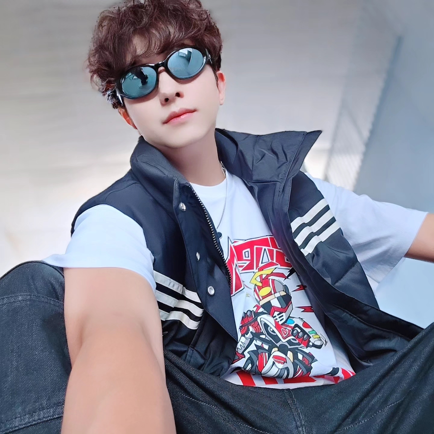 Adidas Originals 70s Padded Gilet Black - KR Sizing, Supreme x Ducati Bike T-Shirt White - 24SS 착용 스타일 - 3