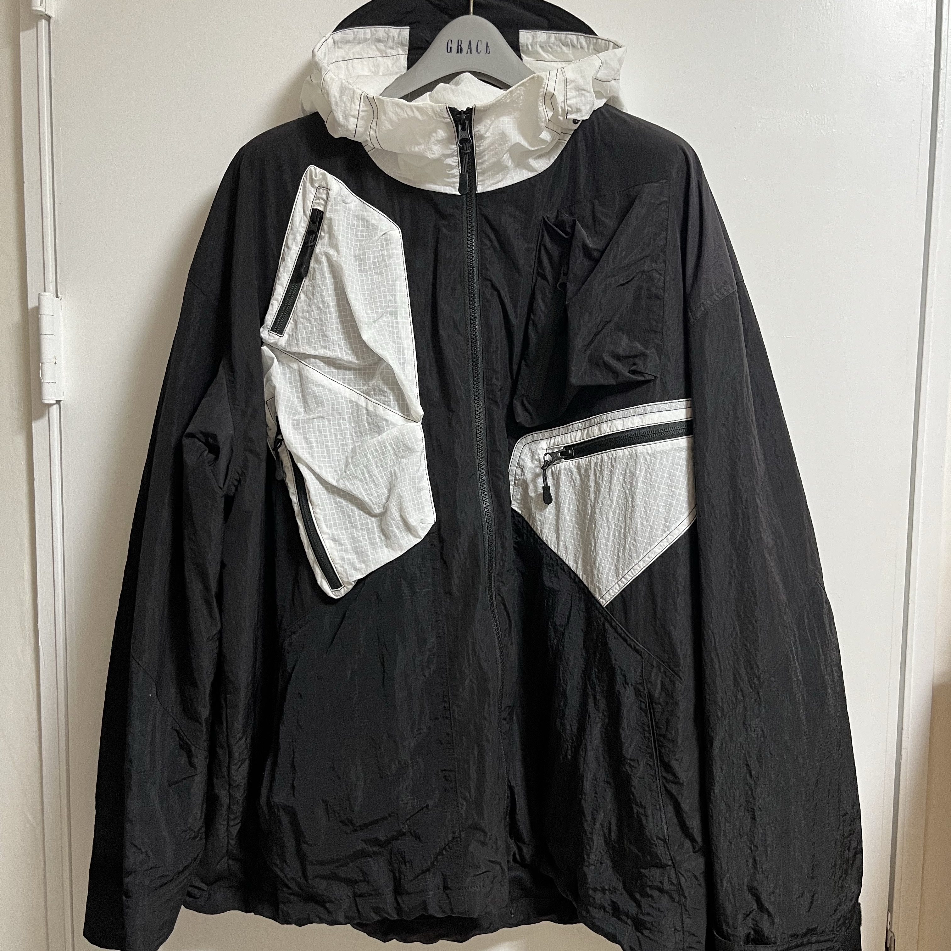 Undermycar Gusa Gashutein 6 Mono Block Wind Breaker Snow White - 24SS 착용 스타일
