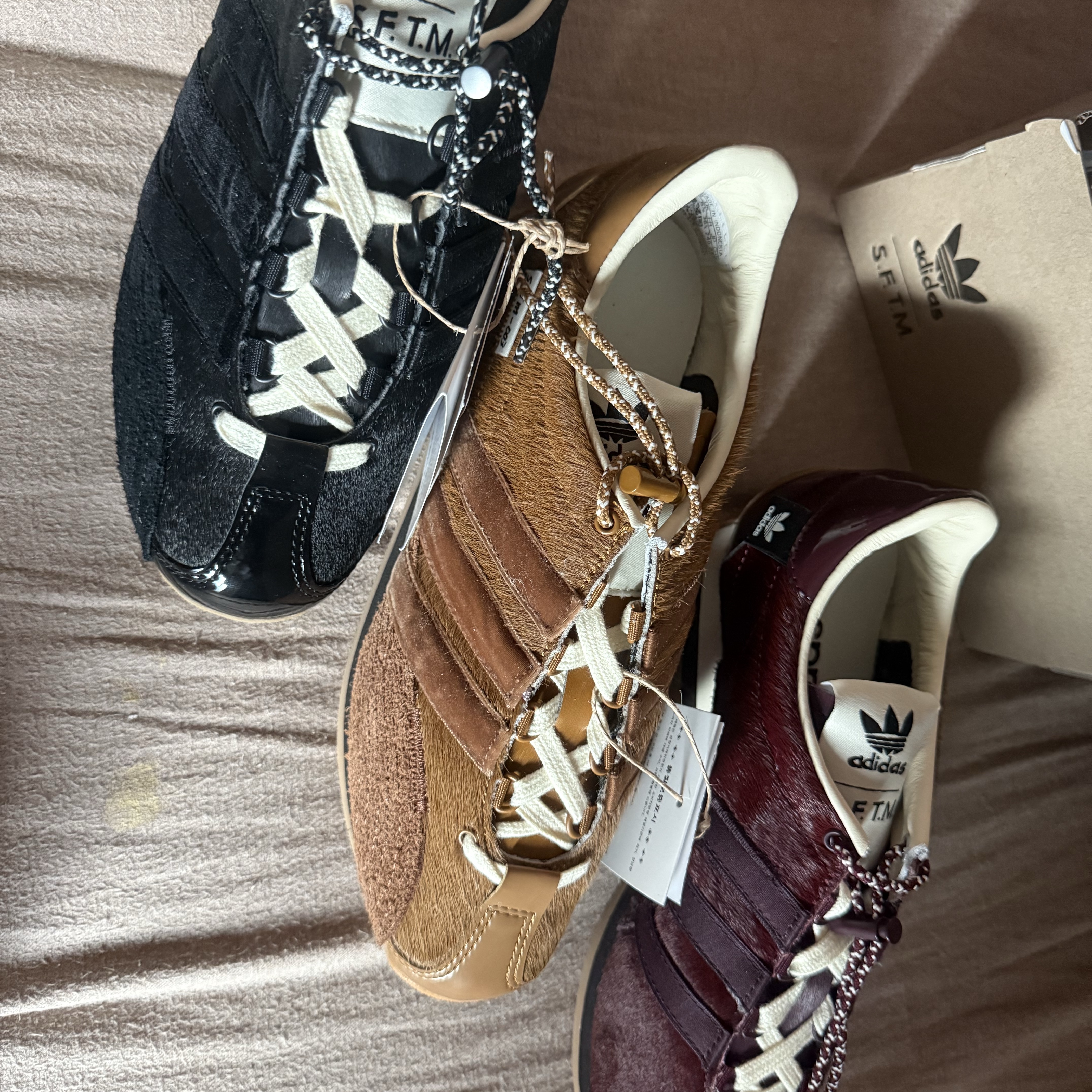 Adidas x Song for the Mute Country OG Core Black Cream White, Adidas x Song for the Mute Country OG Bronze Strata Wild Brown 착용 스타일 - 2