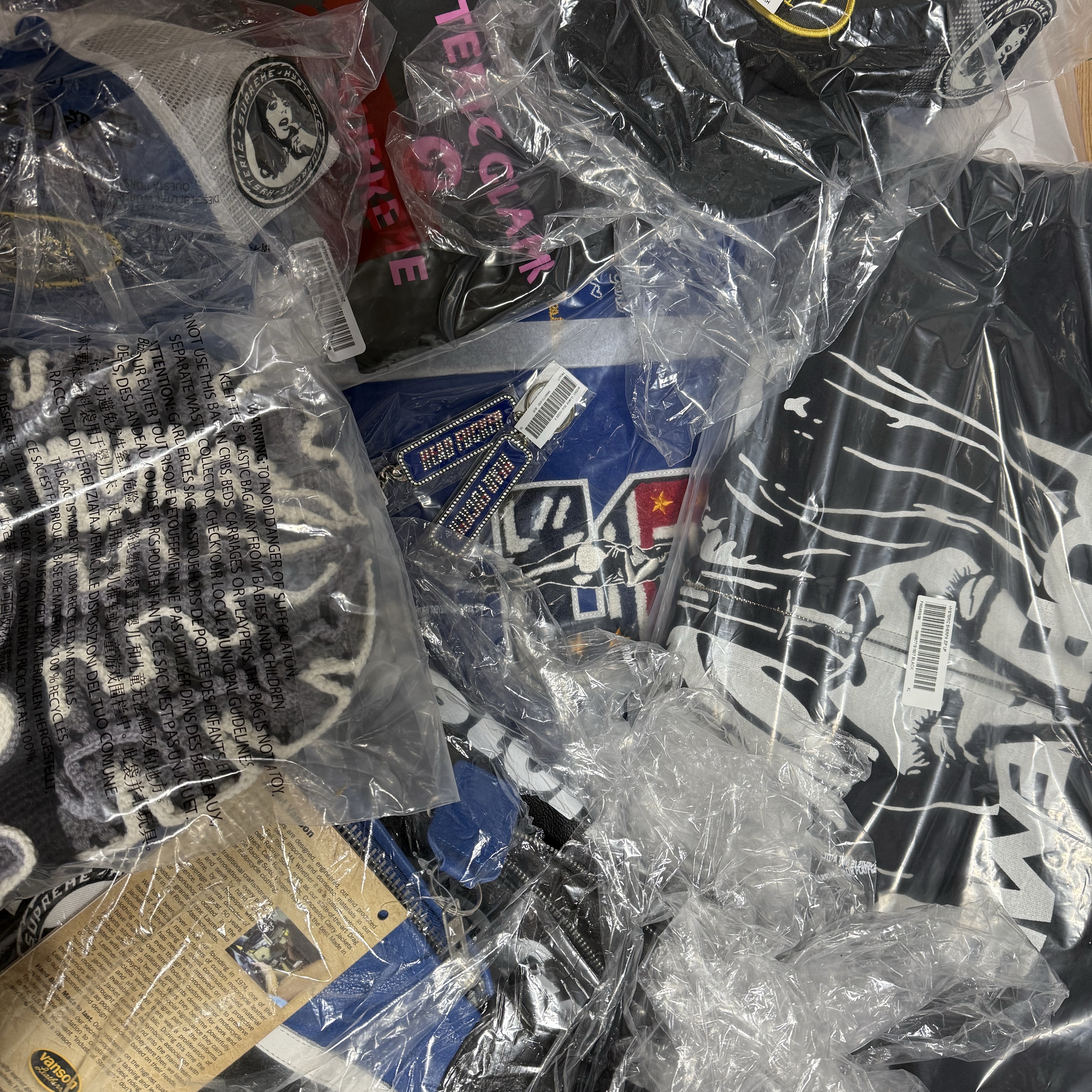 Supreme x Hysteric Glamour Vanson Leathers Jacket Black - 24FW, Supreme x Hysteric Glamour Varsity Jacket Blue - 24FW 착용 스타일 - 1