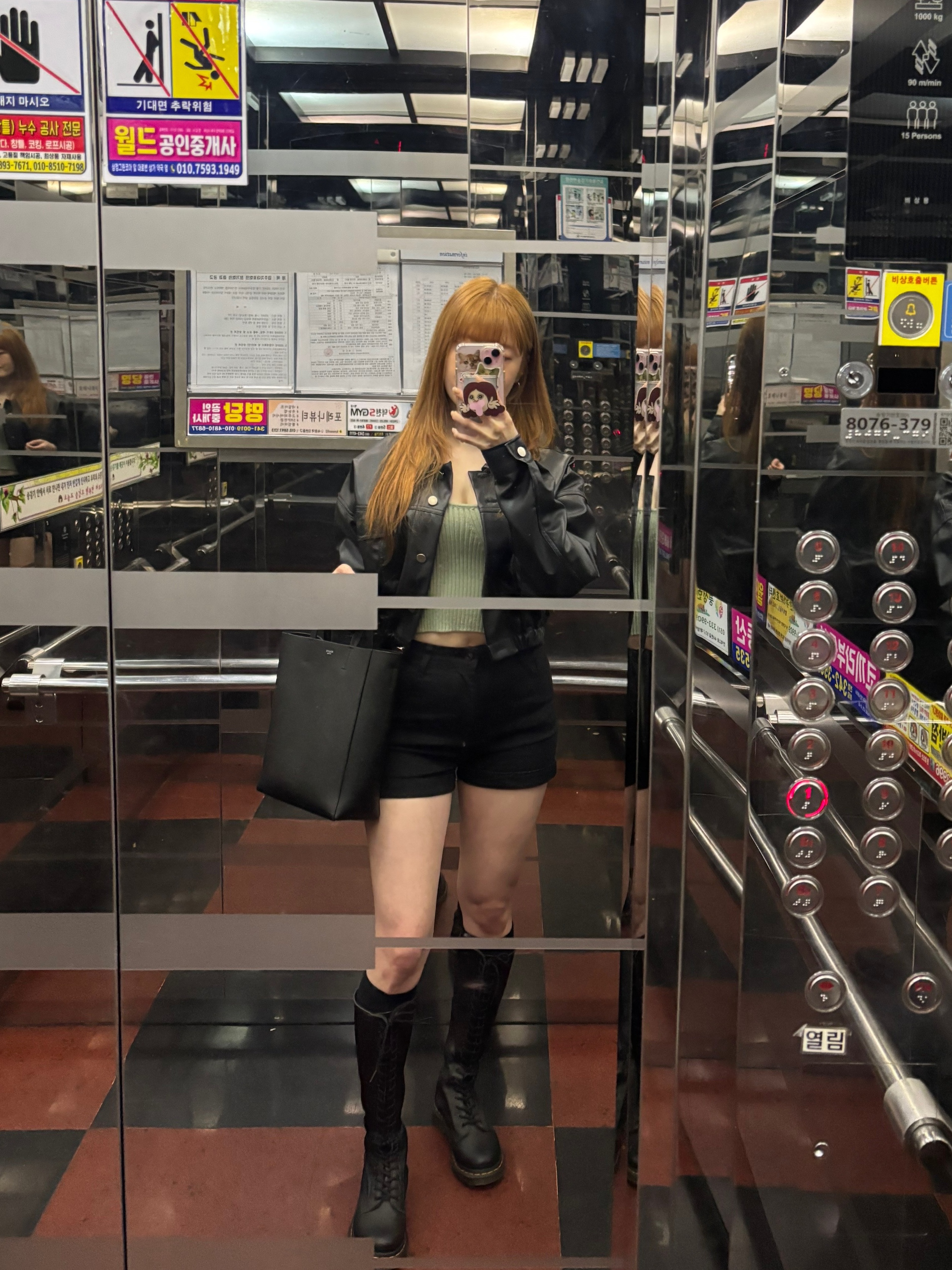 (W) Dr. Martens 1B60 Boots Black, Celine Small Cabas in Grained Calfskin Grey 착용 스타일 - 3