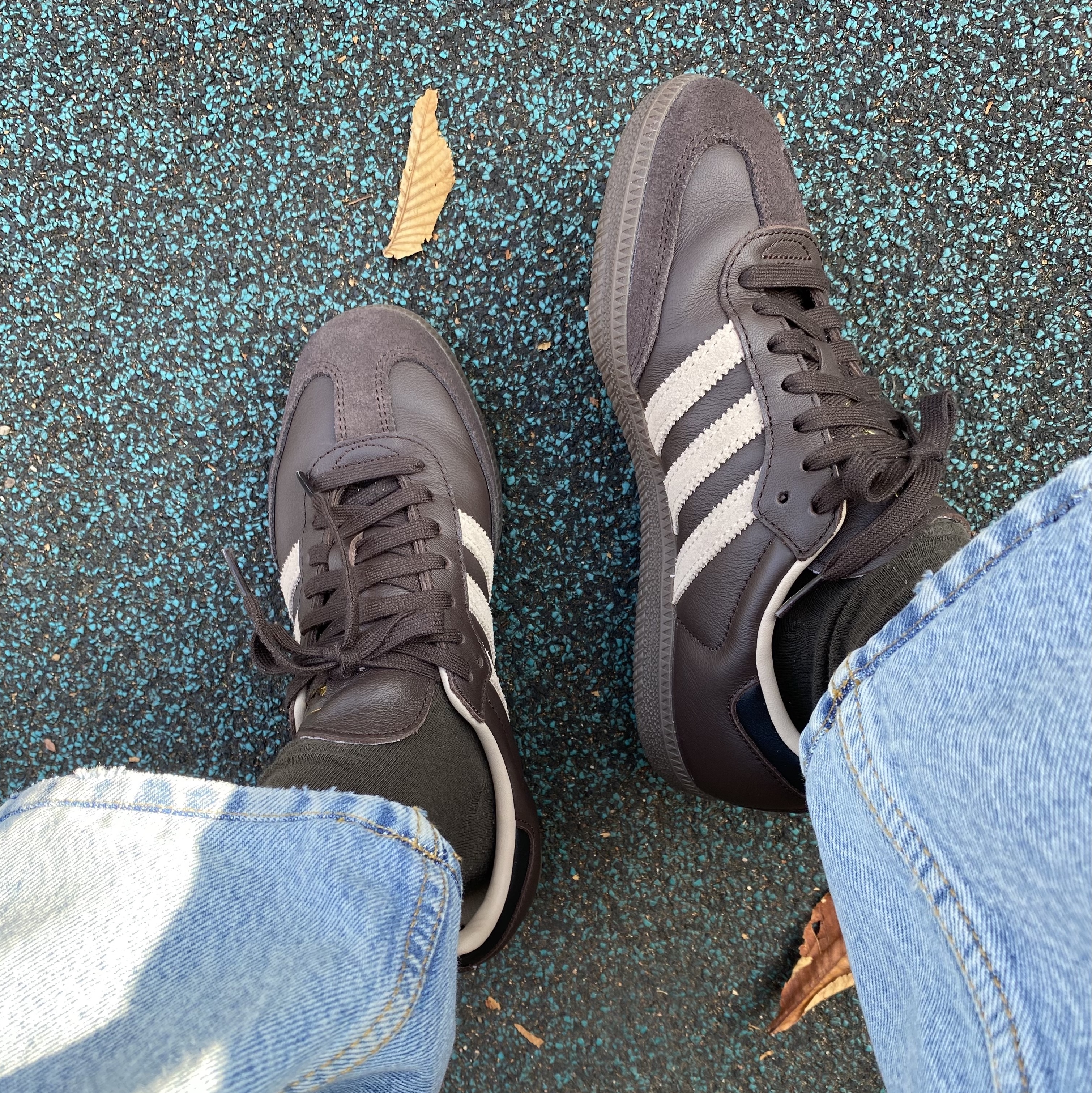Adidas Samba OG Dark Brown Clay Brown, Lemaire Molded Tacco Bag Calf Leather Black 착용 스타일 - 2
