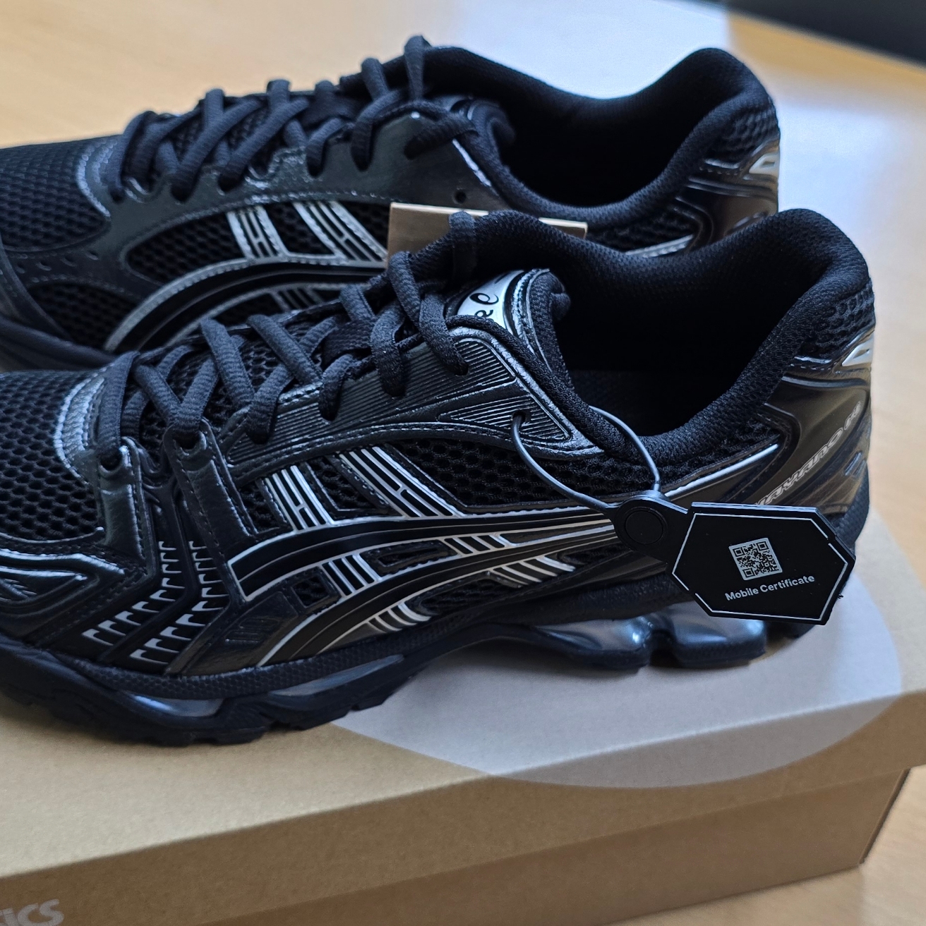 Asics Gel-Kayano 14 Black Pure Silver 착용 스타일
