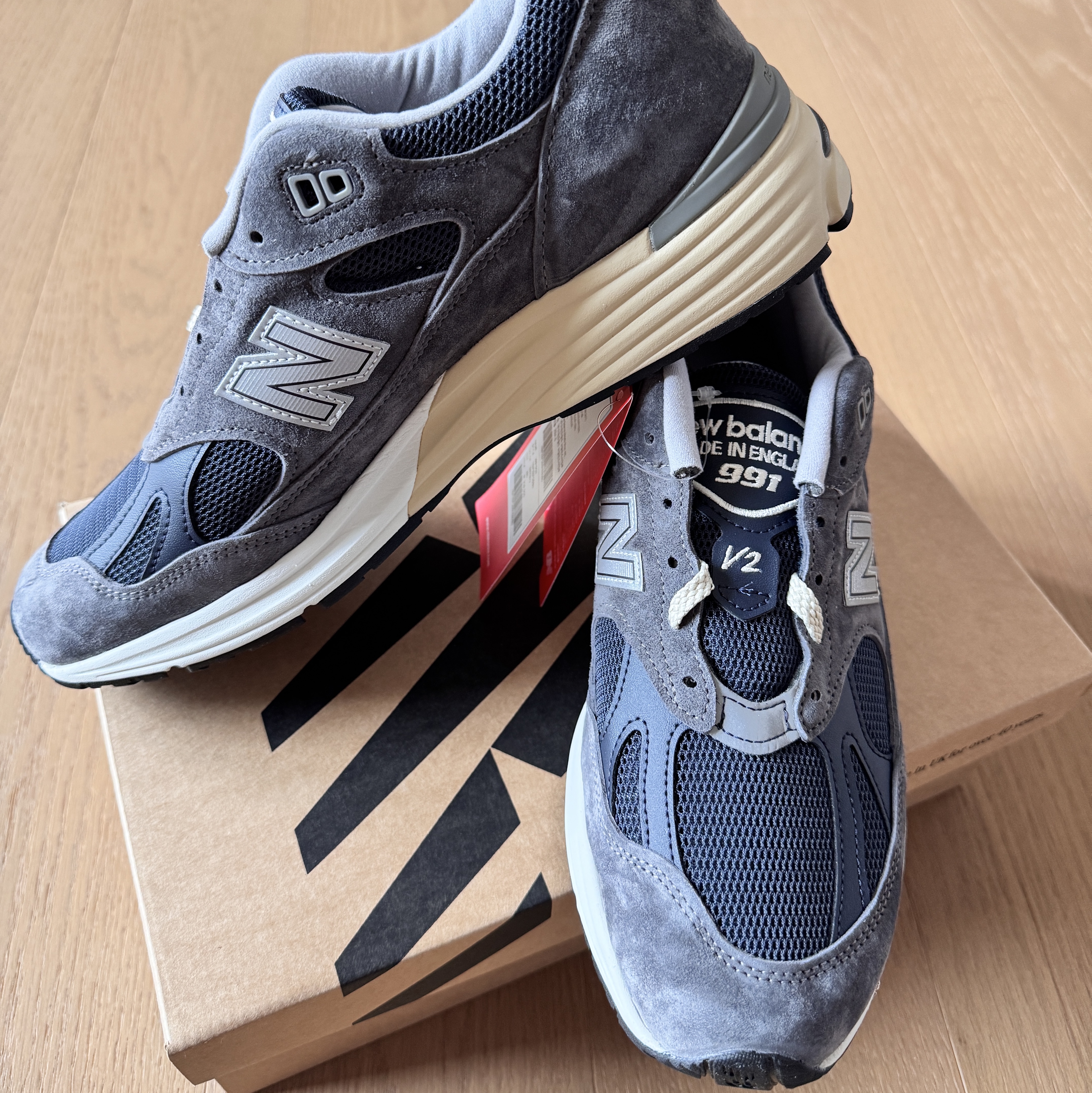 New Balance 991v2 Made in UK Dark Gull Grey 착용 스타일 - 1