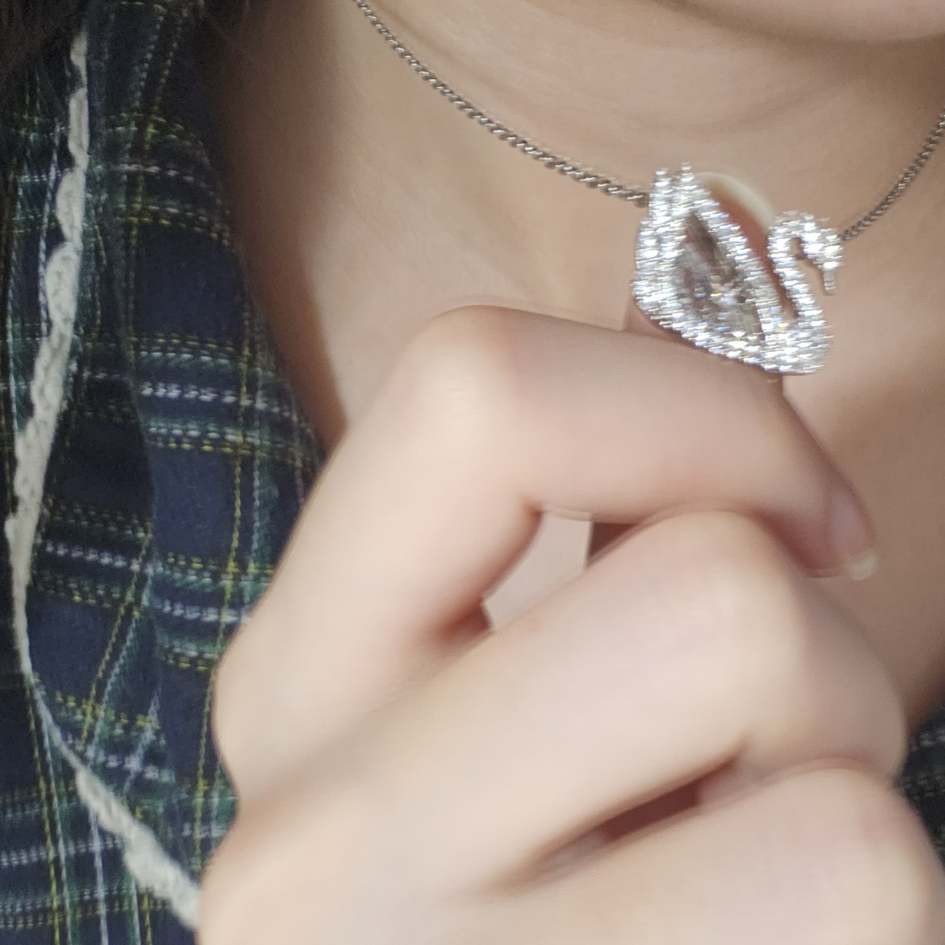 (W) Swarovski Dancing Swan Necklace White Rhodium Plated 착용 스타일