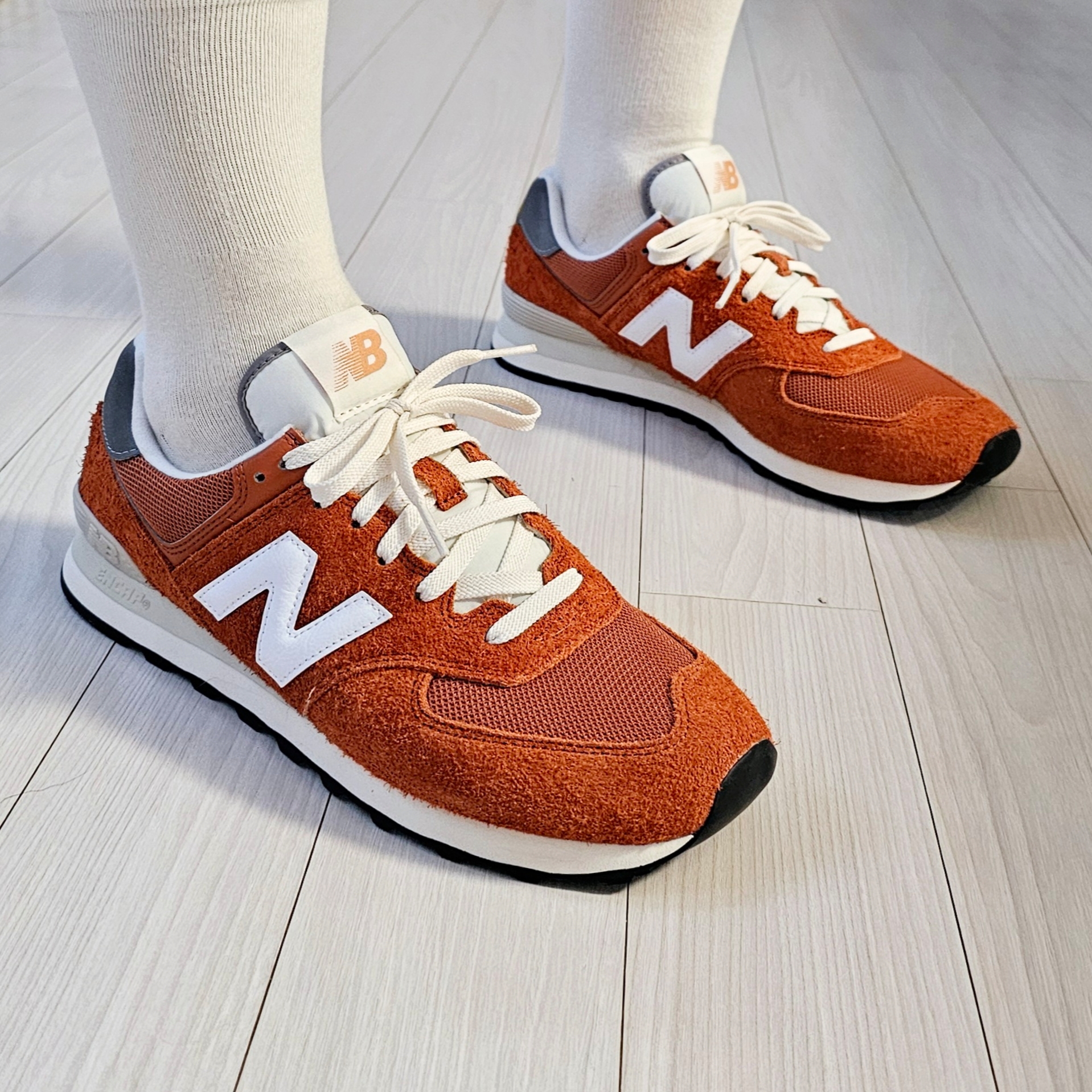 New Balance 574 Heritage Orange Burst White 착용 스타일 - 2