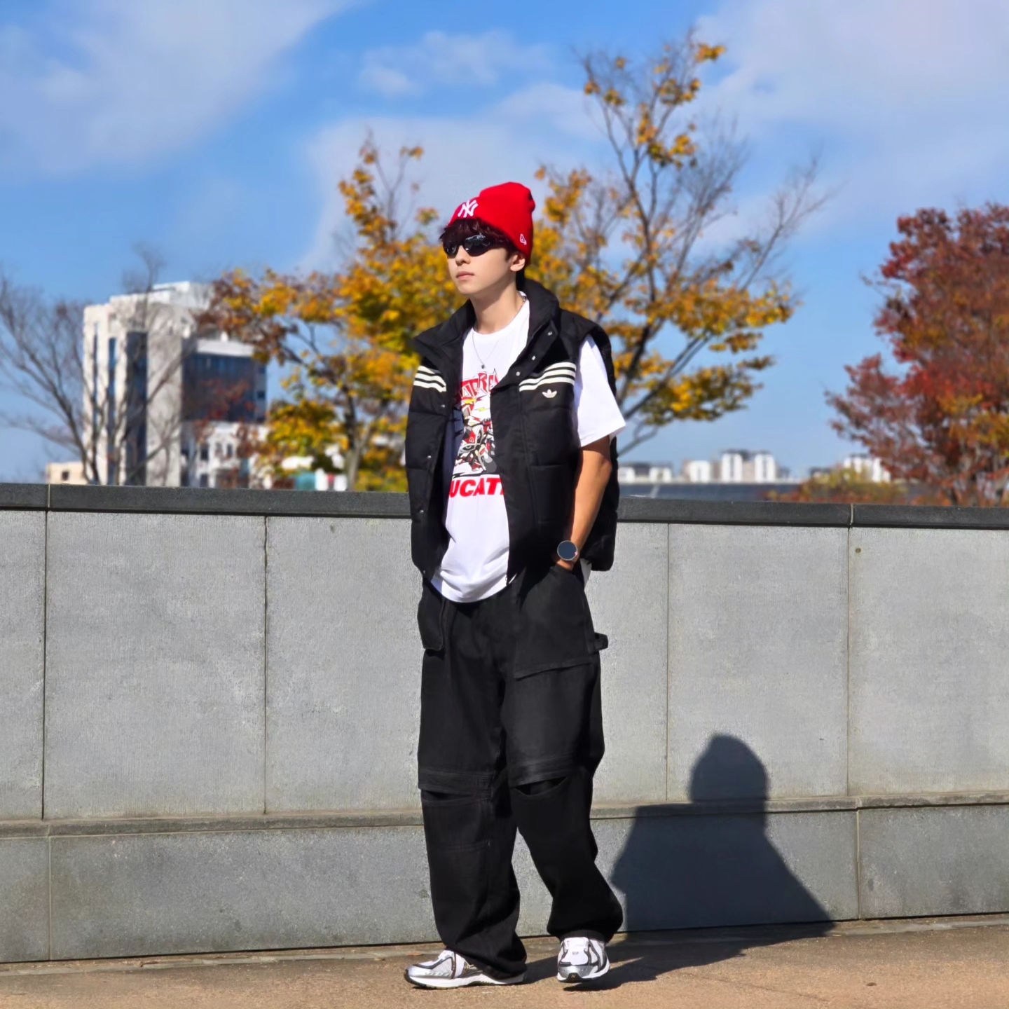 Adidas Originals 70s Padded Gilet Black - KR Sizing, Supreme x Ducati Bike T-Shirt White - 24SS 착용 스타일 - 1
