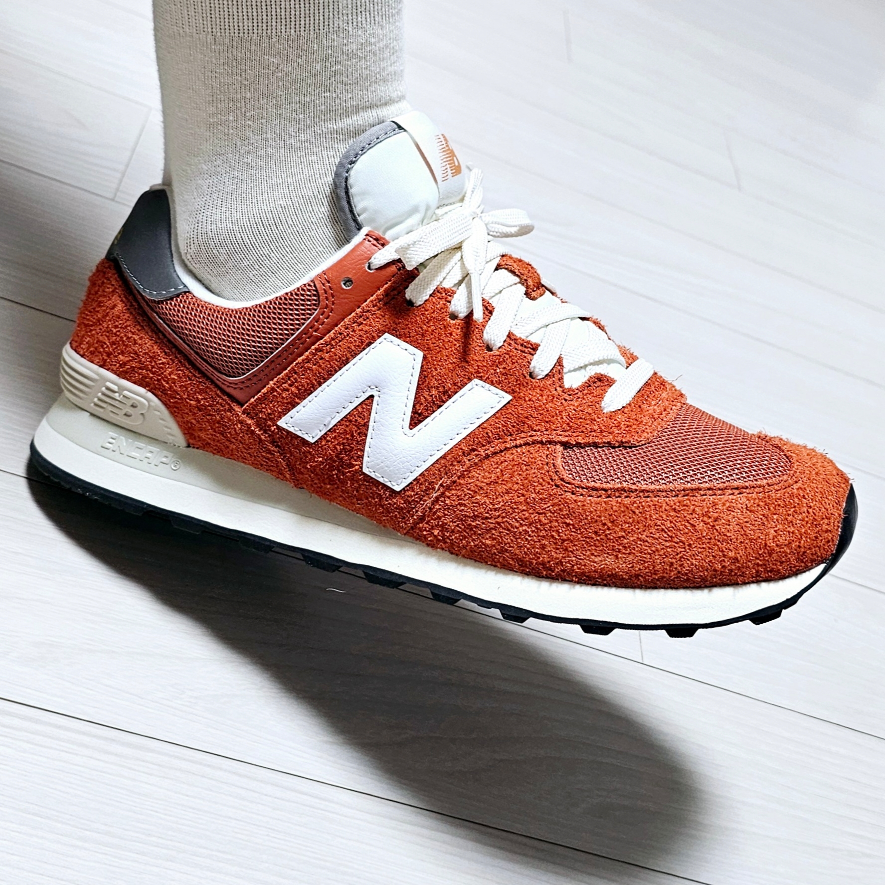 New Balance 574 Heritage Orange Burst White 착용 스타일 - 1