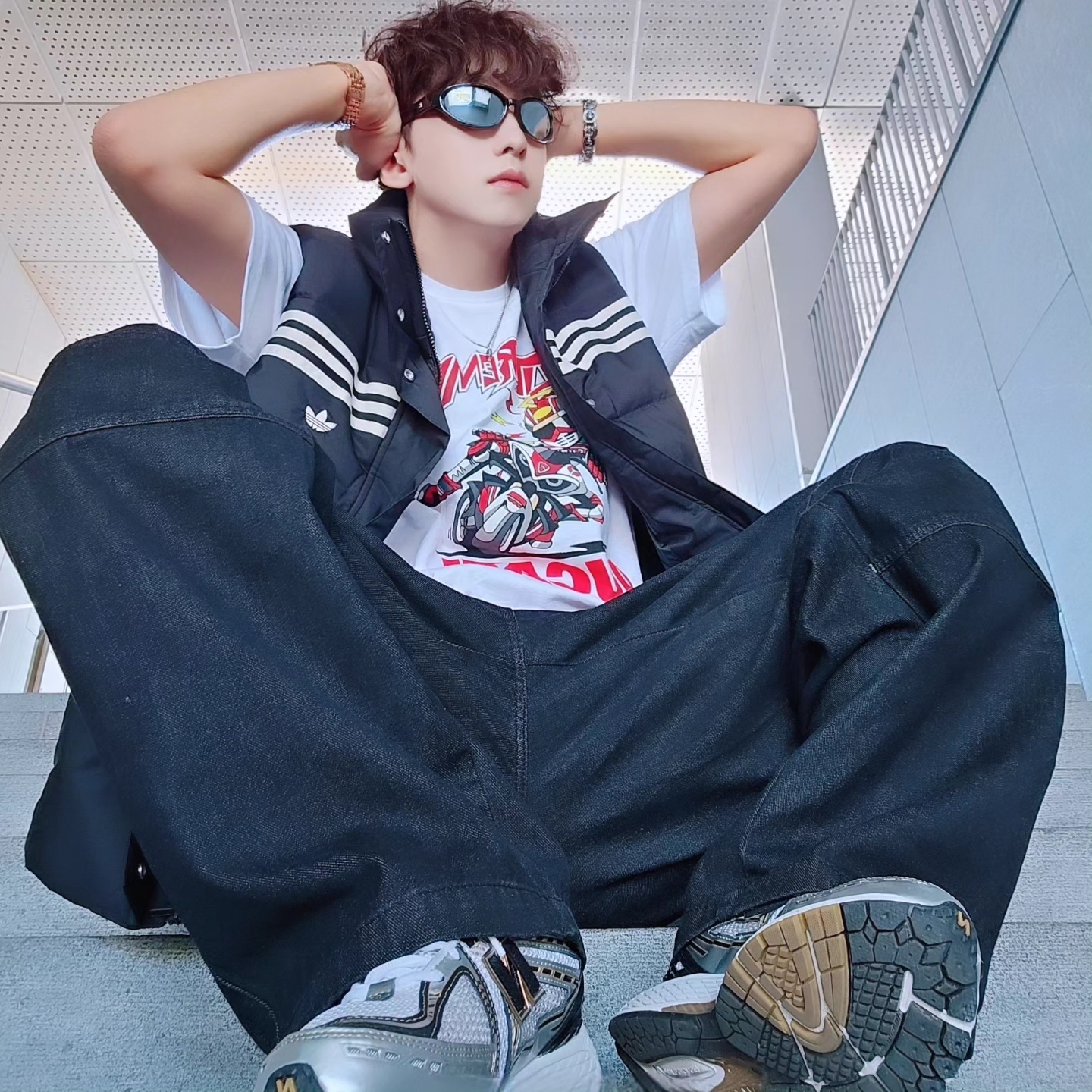 Adidas Originals 70s Padded Gilet Black - KR Sizing, Supreme x Ducati Bike T-Shirt White - 24SS 착용 스타일 - 6