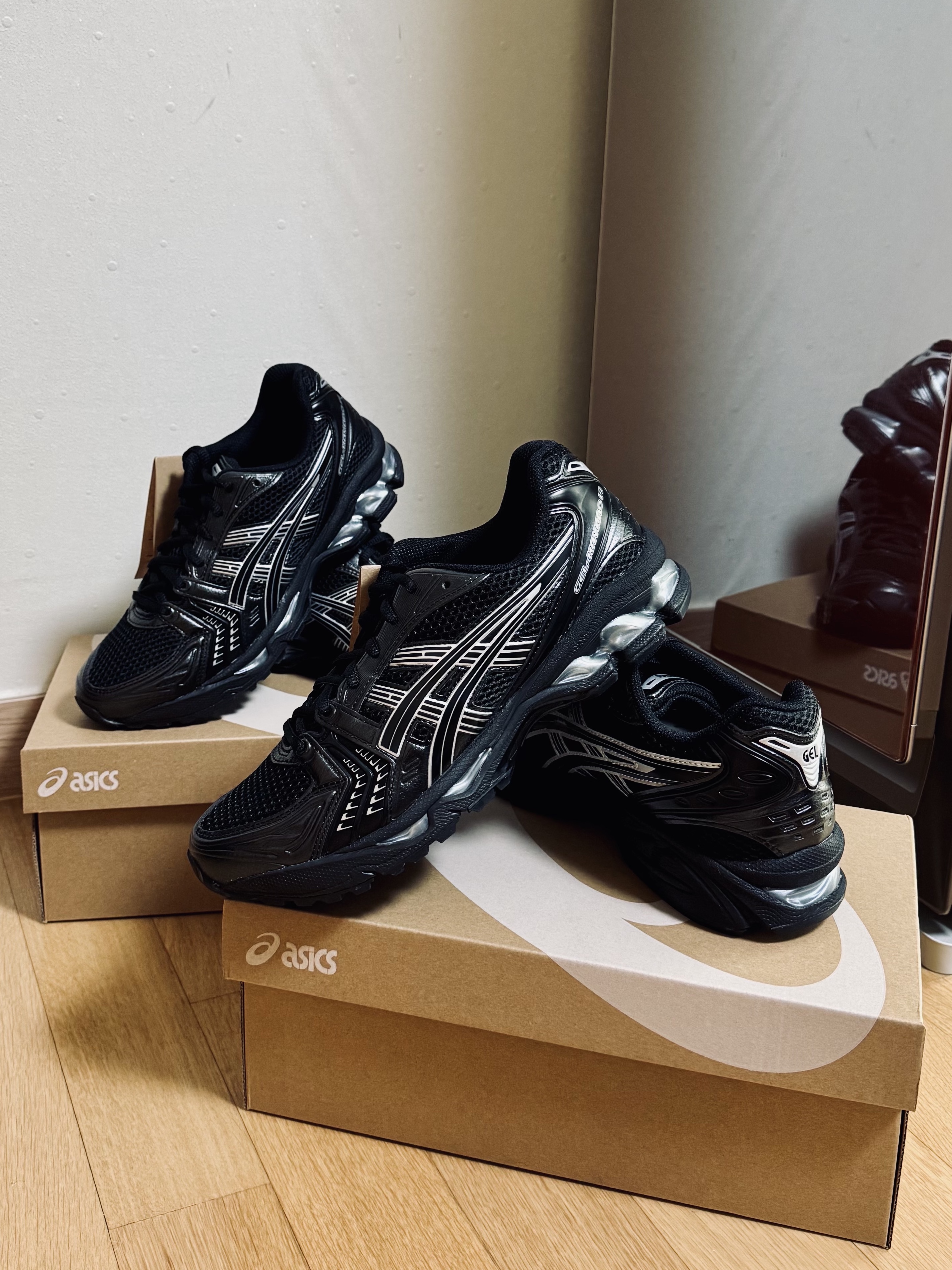 Asics Gel-Kayano 14 Black Pure Silver 착용 스타일