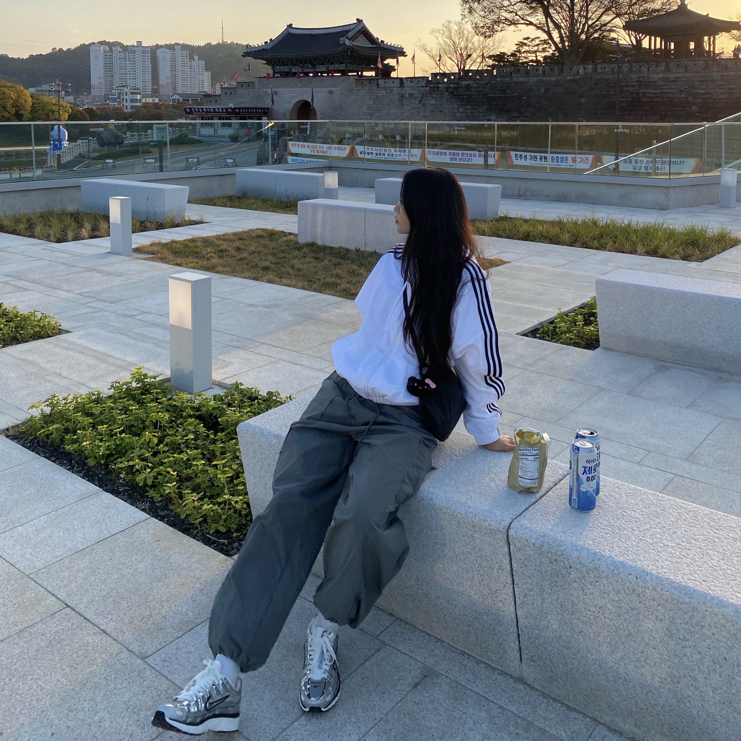 (W) Adidas Essential 3-Stripes Woven Windbreaker Jacket White - US Sizing, Arc'teryx Heliad 6 Crossbody Bag Black 착용 스타일 - 1