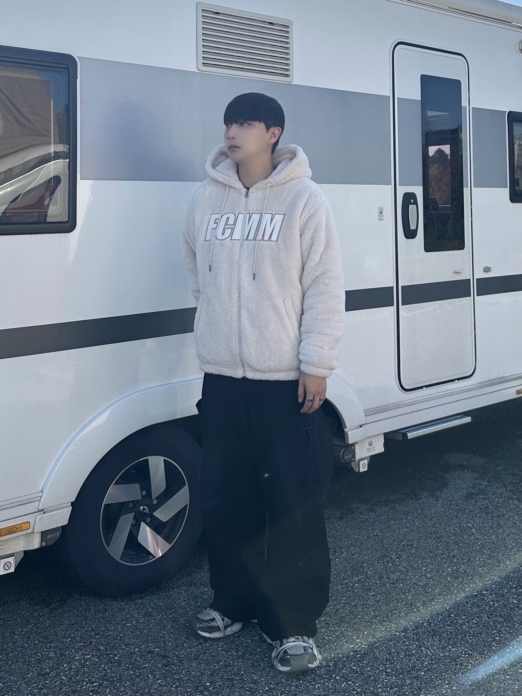 Balenciaga 3XL Sneakers Grey White Red 착용 스타일 - 1