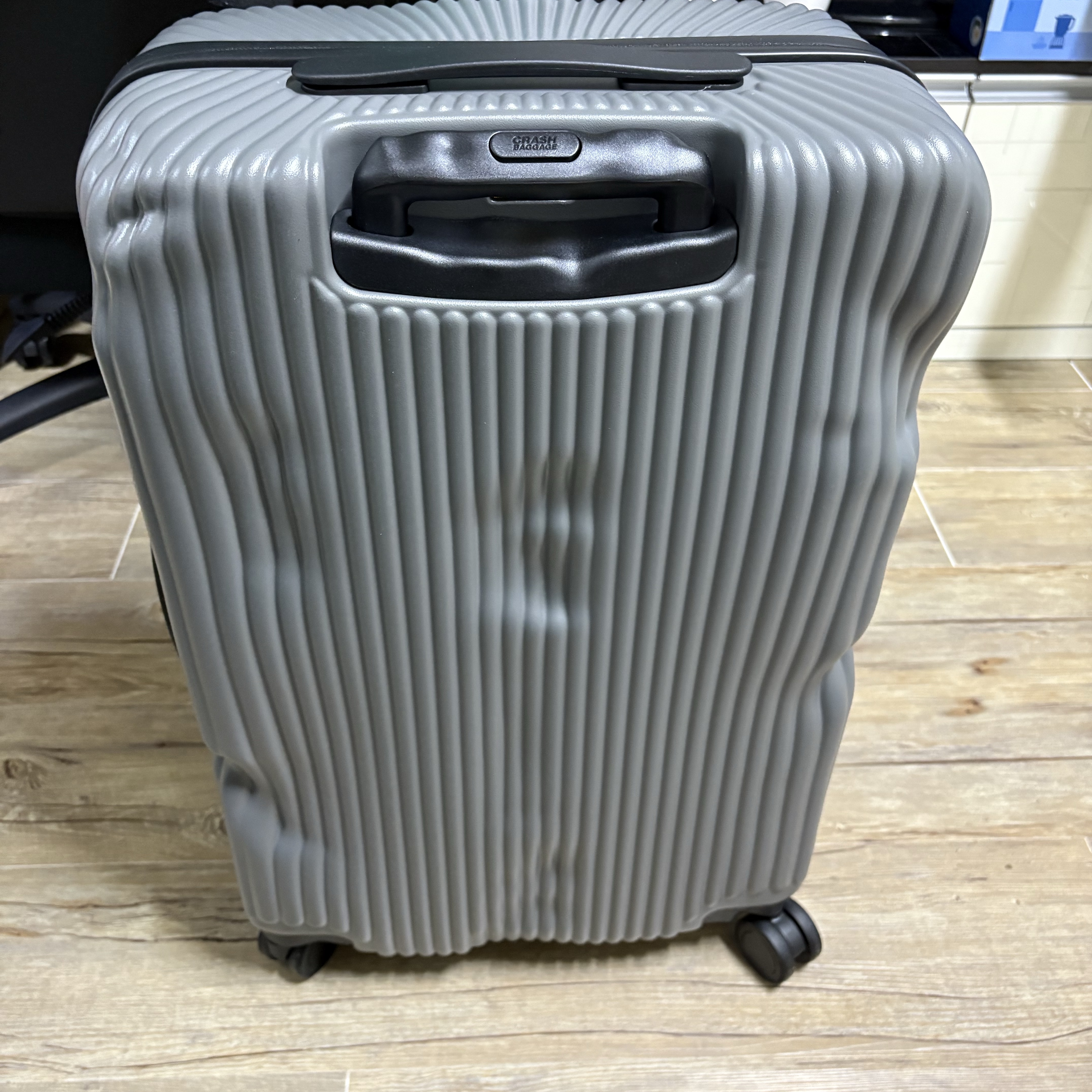 CRASH BAGGAGE Icon Stripe 26Inch Carrier Smoke Grey 착용 스타일 - 2