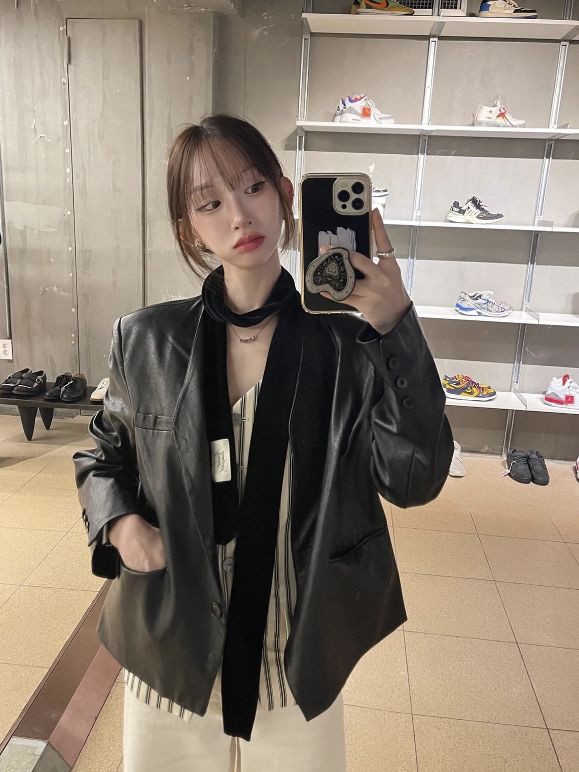 Saint Laurent Black Monogram Niki Medium Bag with Silver Chain Strap in Crinkled Vintage Leather Black 착용 스타일 - 1