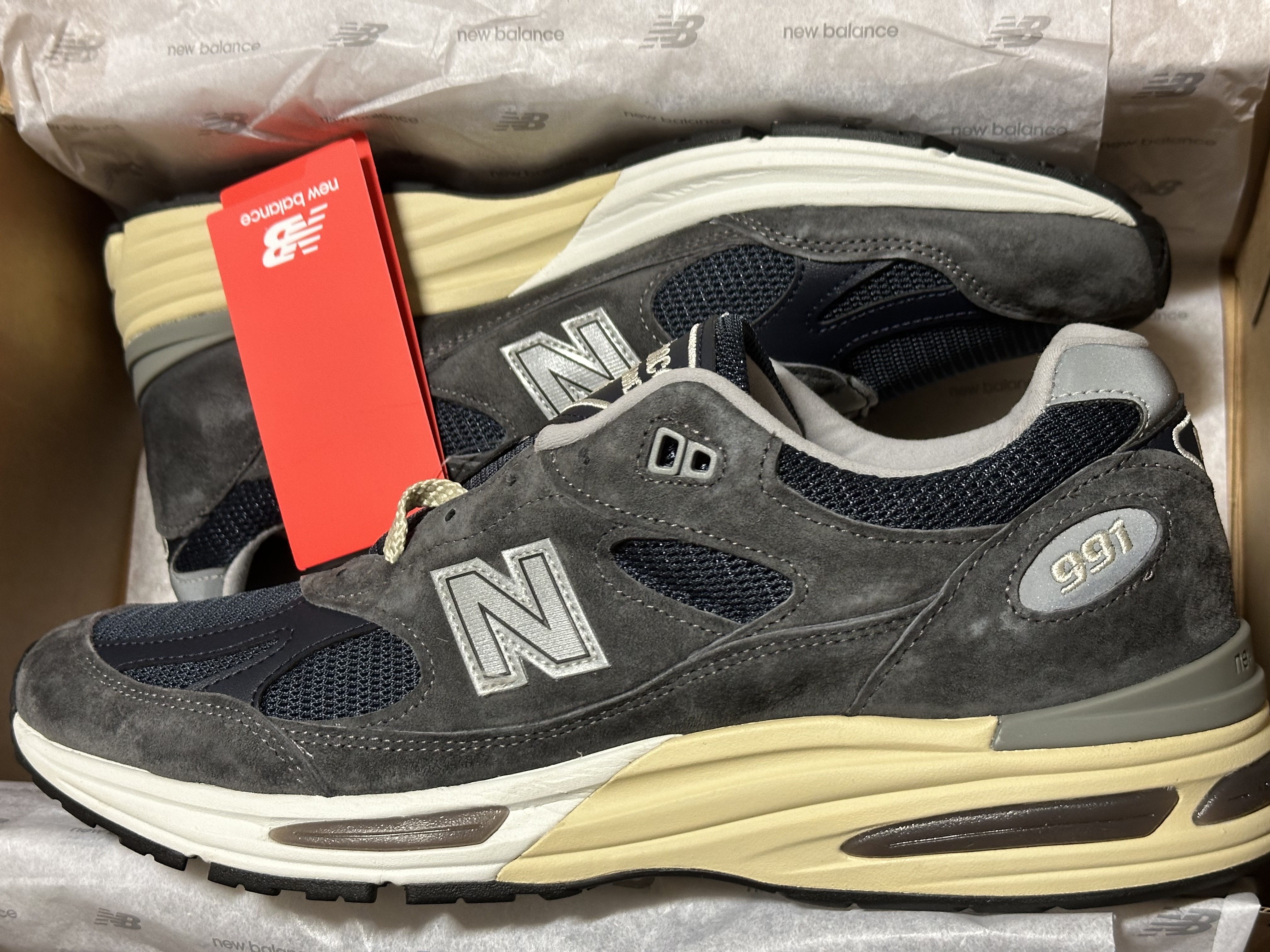 New Balance 991v2 Made in UK Dark Gull Grey 착용 스타일 - 2
