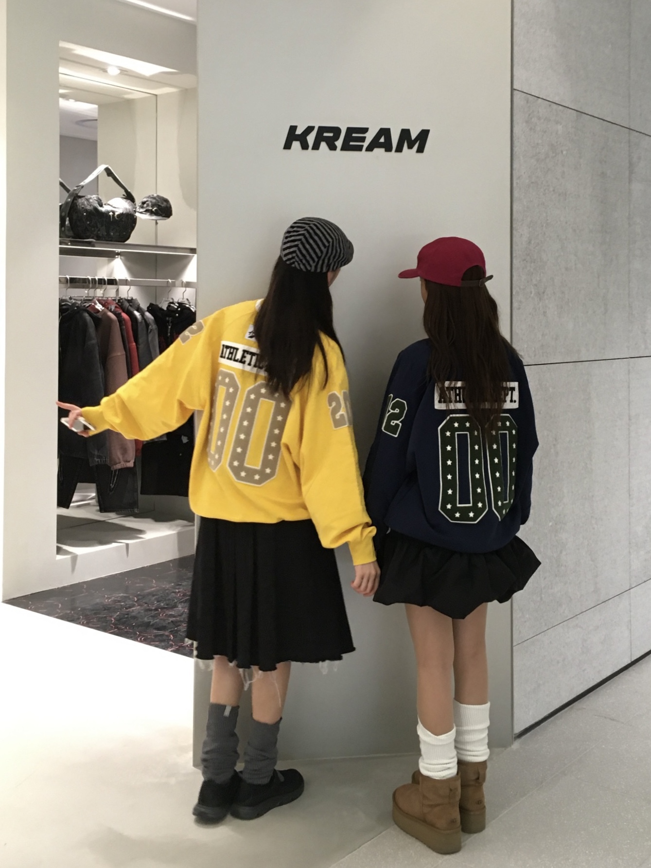 AAPE Main Crew Neck Sweater Navy - 24FW, (W) UGG Classic Mini Platform Boots Chestnut 착용 스타일