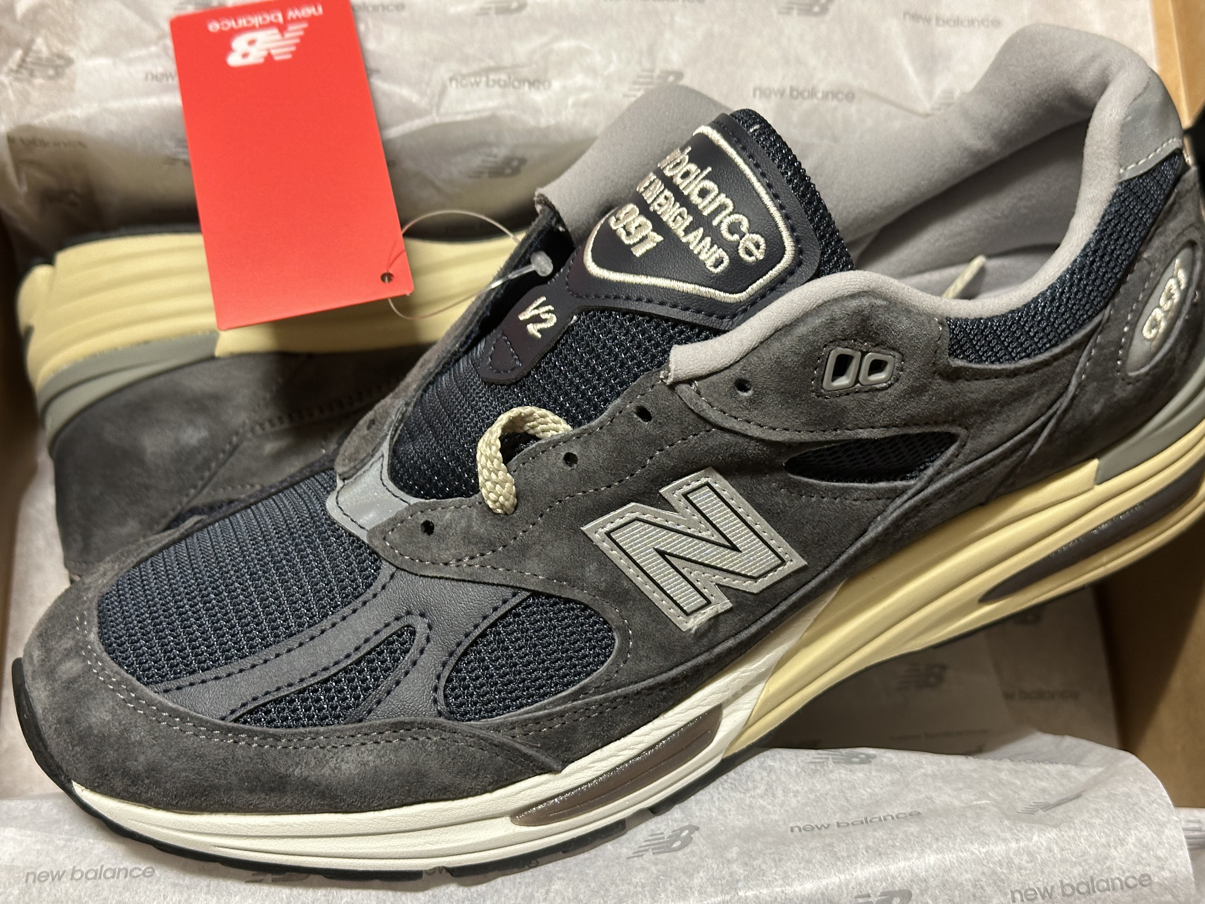 New Balance 991v2 Made in UK Dark Gull Grey 착용 스타일 - 1