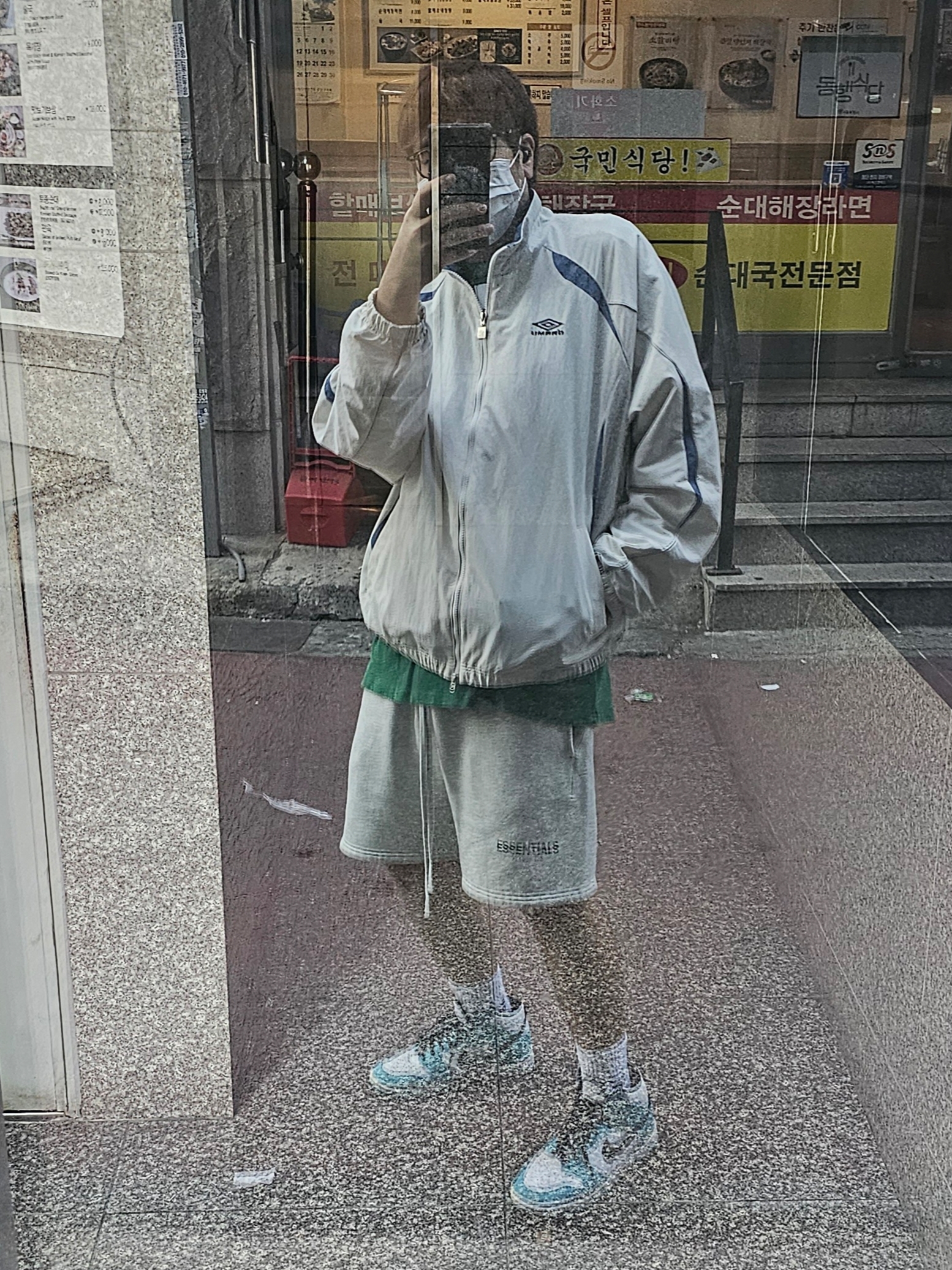 Essentials The Core Collection Sweatshorts Oatmeal, Supreme Patchwork Yoke Football Top Green - 24FW 착용 스타일 - 1