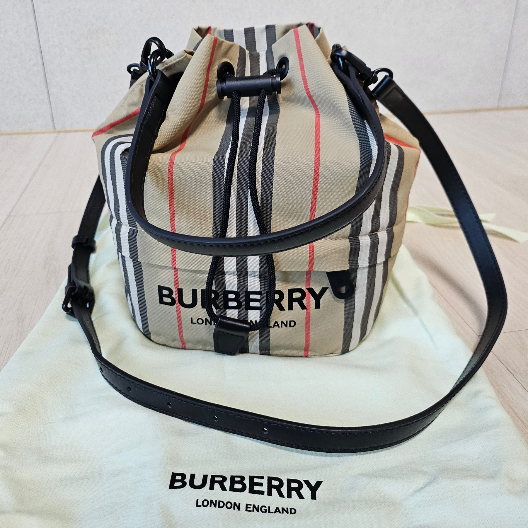 Burberry Icon Stripe Econyl Drawcord Pouch Archive Beige 착용 스타일
