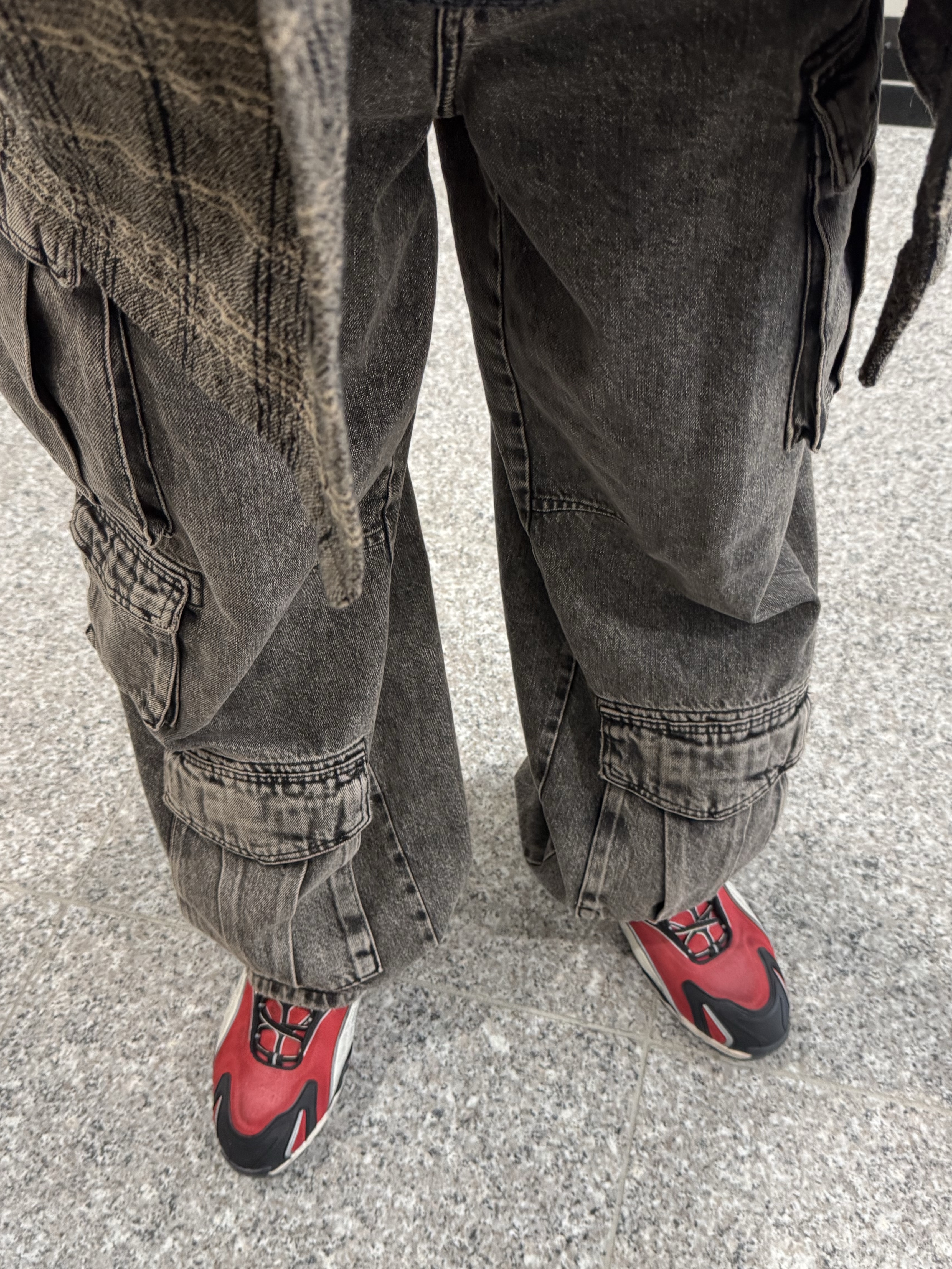 Puma x A$AP Rocky Inhale Distressed Puma Black Pop Red, Zara Utility Cargo Jeans Black 착용 스타일 - 4
