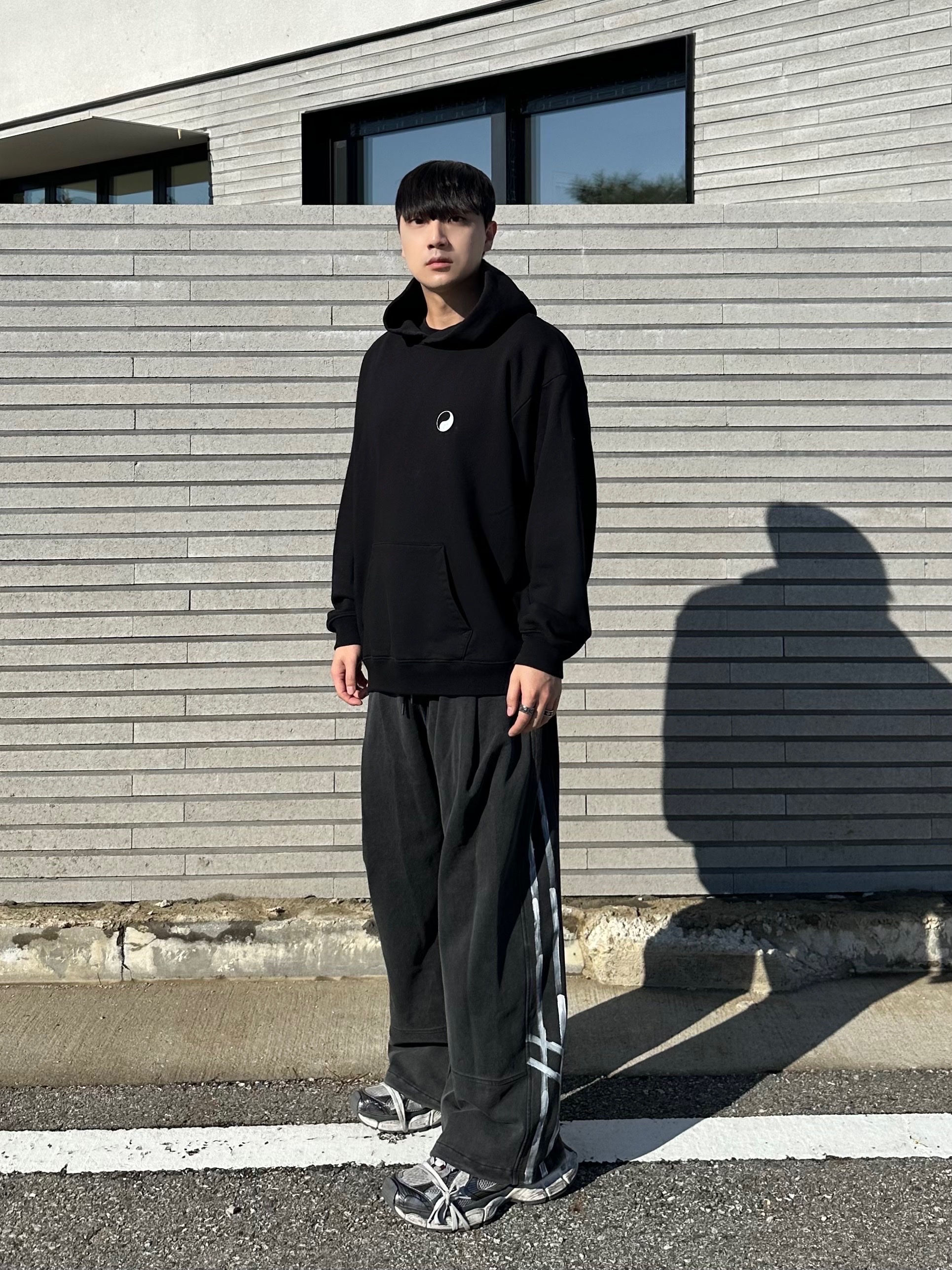 Balenciaga 3XL Sneakers Grey White Red 착용 스타일 - 2