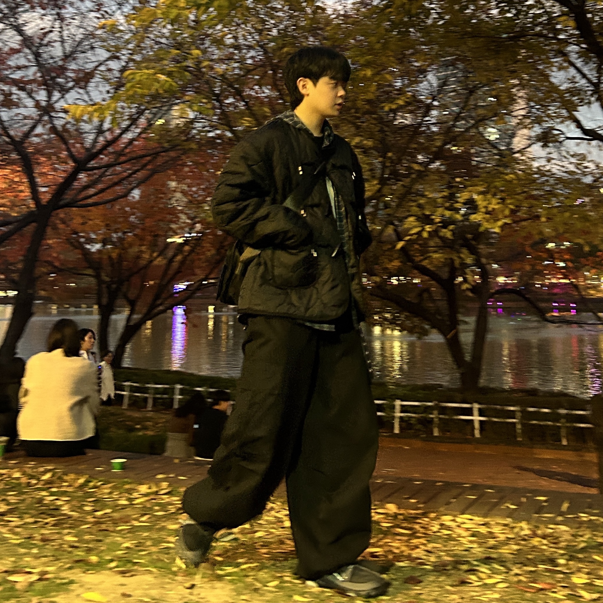 Crocs x Beams Classic All Terrain Mountain Parka Clog Grey 착용 스타일 - 3