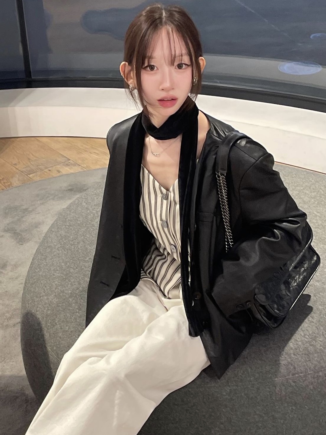 Saint Laurent Black Monogram Niki Medium Bag with Silver Chain Strap in Crinkled Vintage Leather Black 착용 스타일 - 4