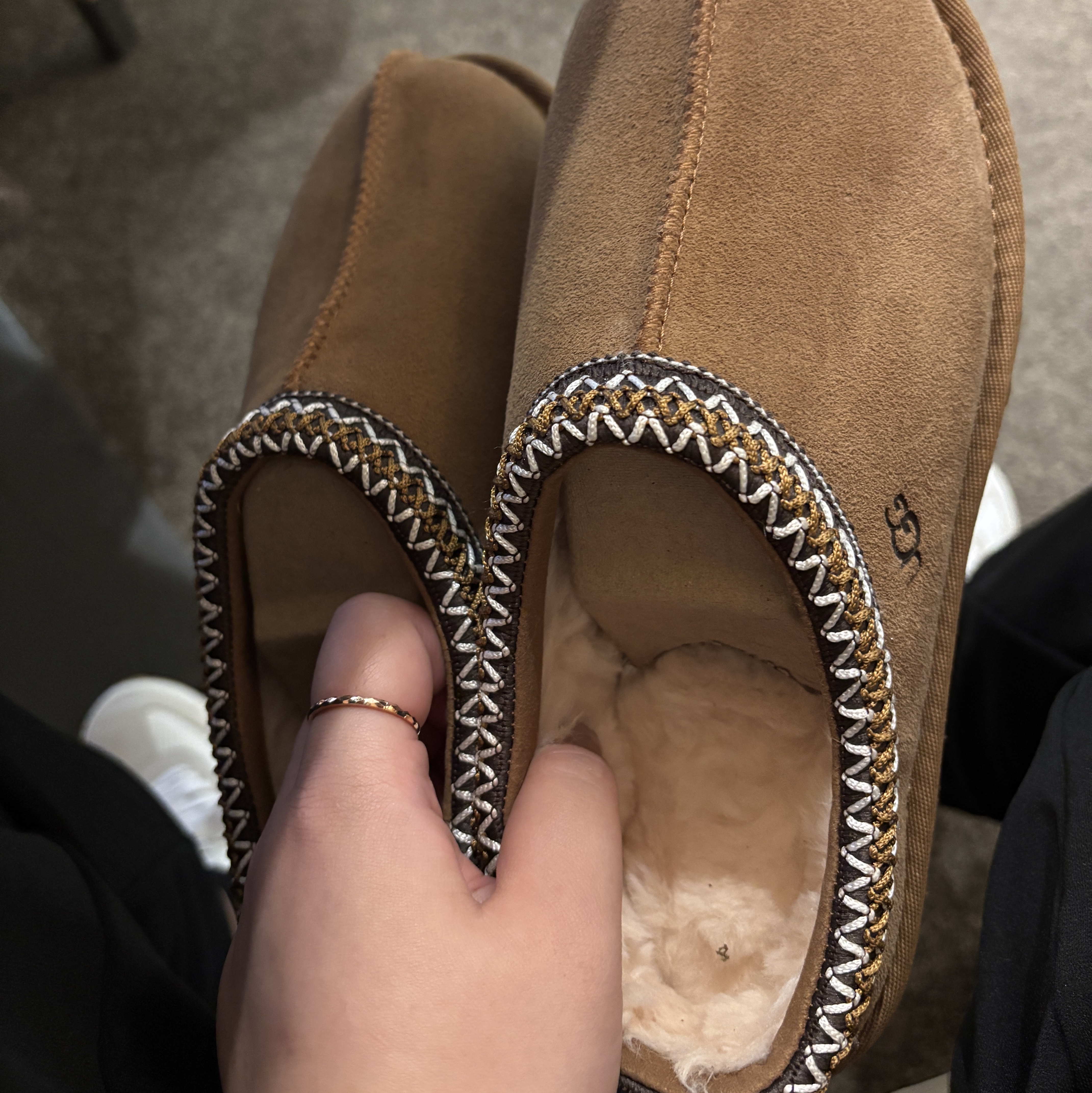 (W) UGG Tasman Slipper Chestnut 착용 스타일