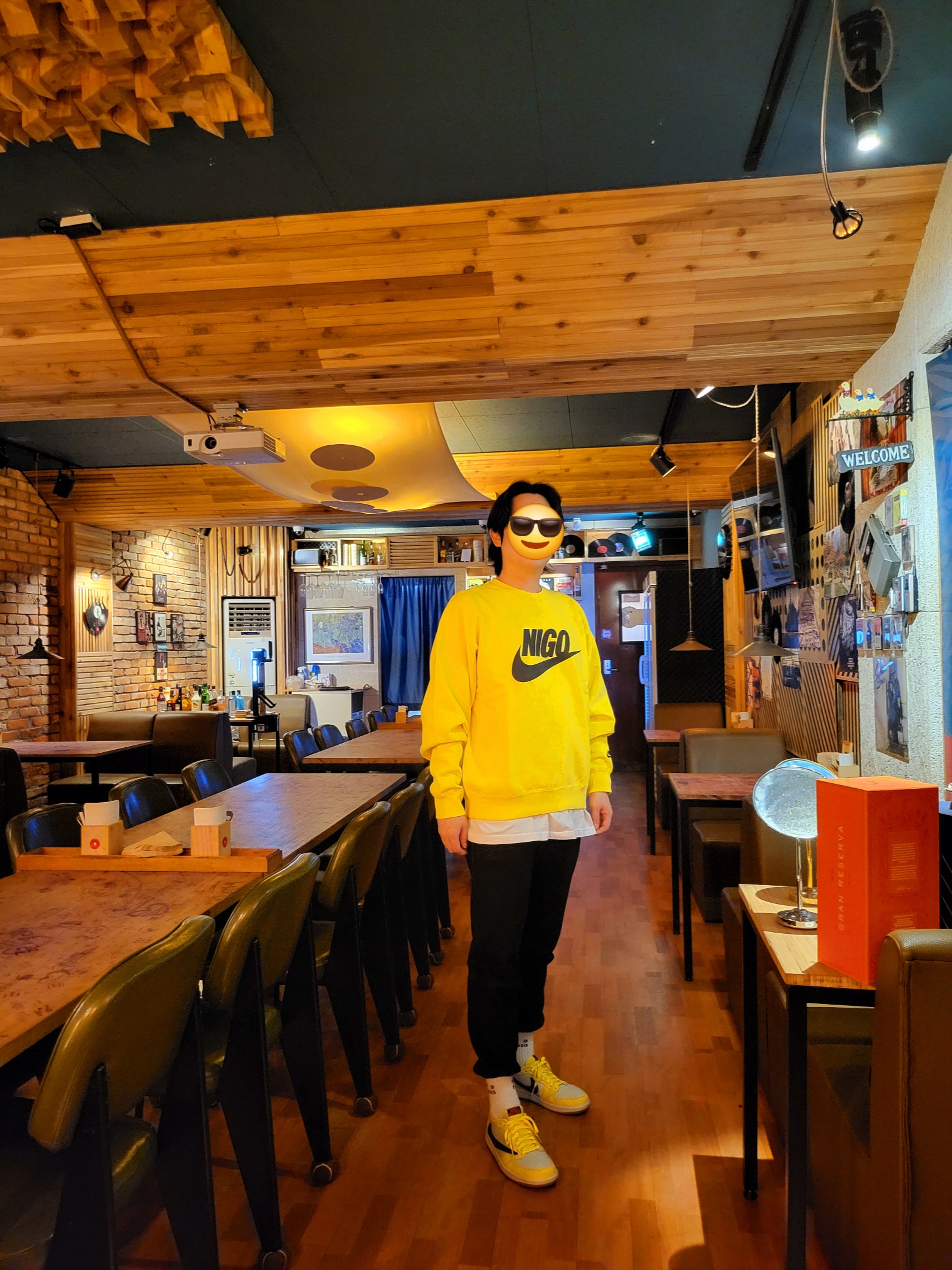 Nike x Nigo Fleece Crewneck Sweatshirt Speed Yellow (FV5941-735), (W) Jordan 1 x Travis Scott Retro Low OG SP Canary 착용 스타일 - 1