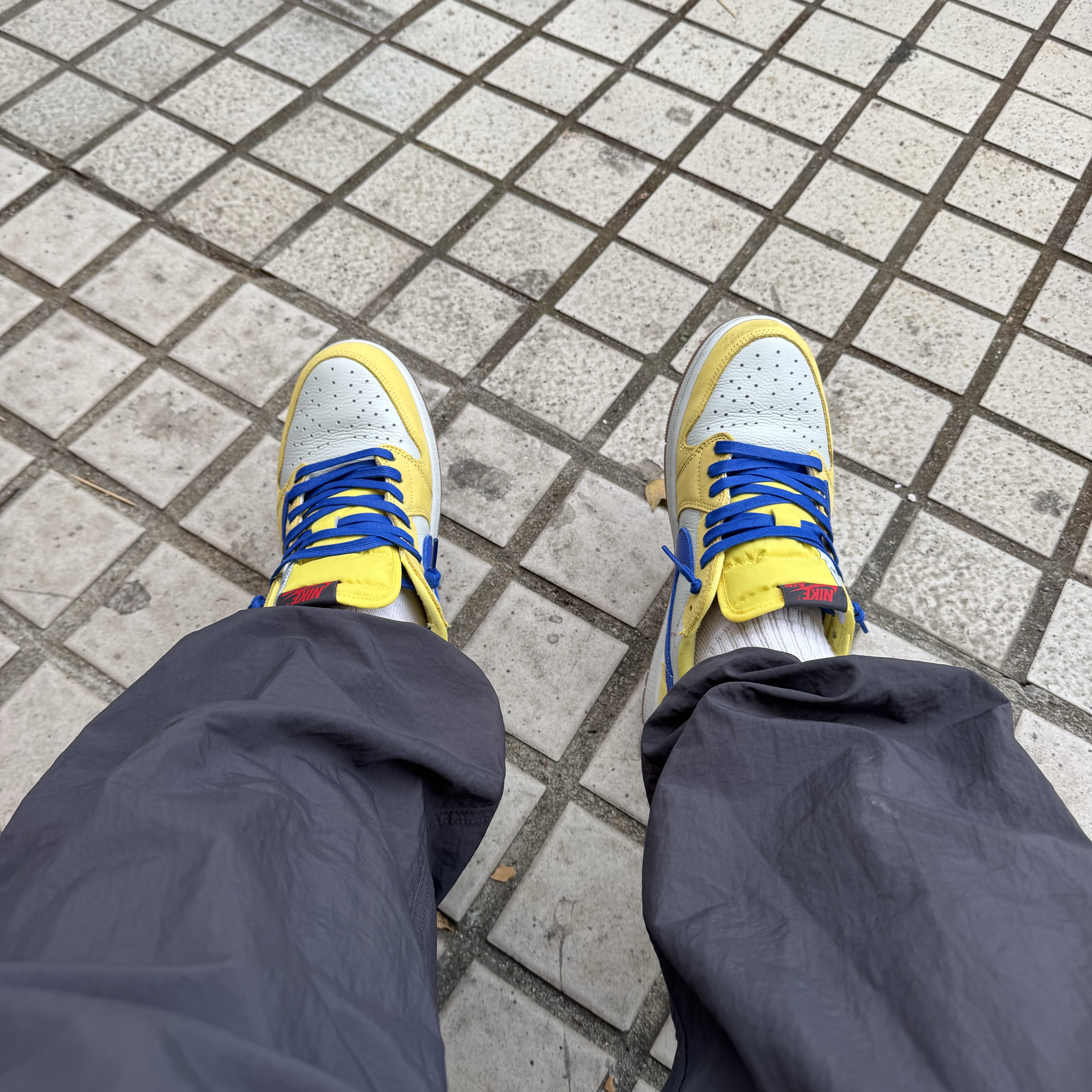 (W) Jordan 1 x Travis Scott Retro Low OG SP Canary 착용 스타일 - 2