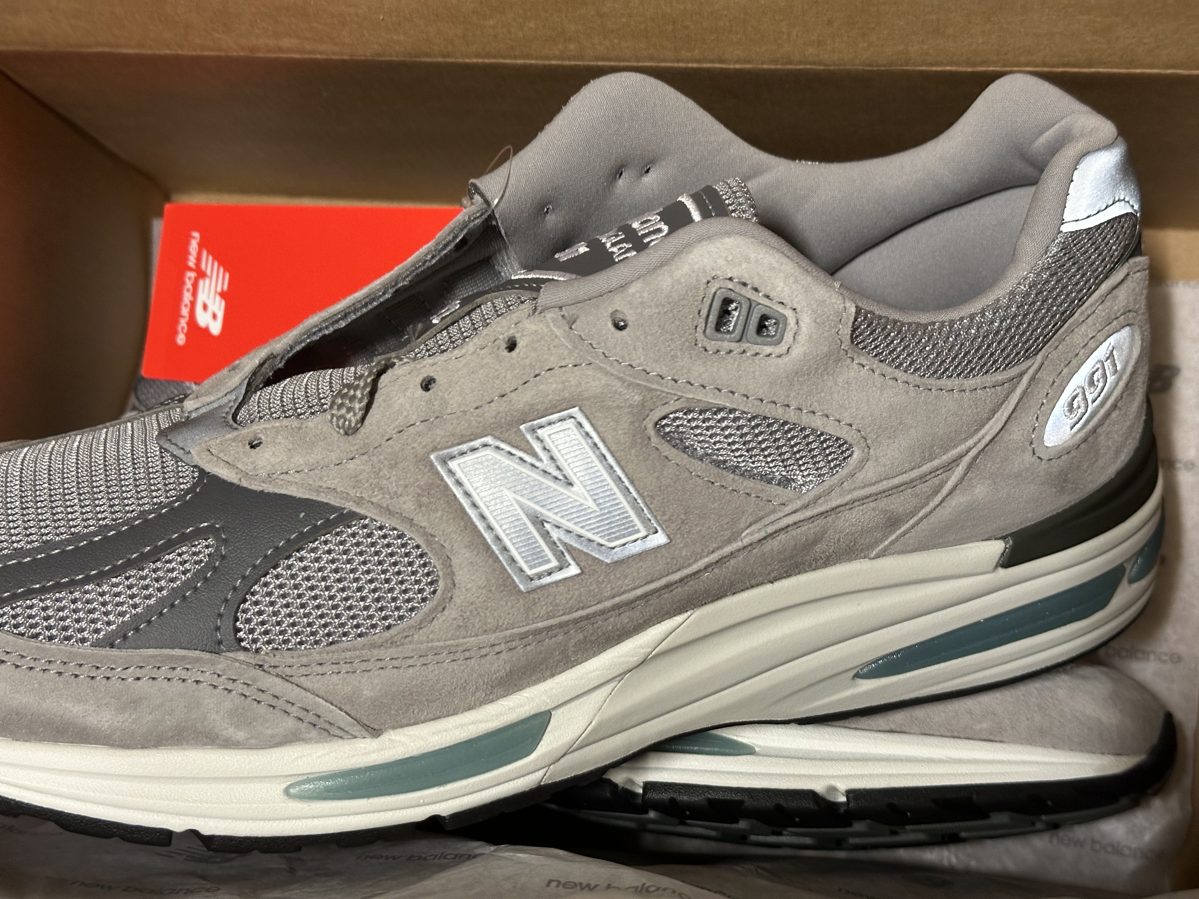 New Balance 991v2 Made in UK Rock Ridge Alloy Silver 착용 스타일 - 2