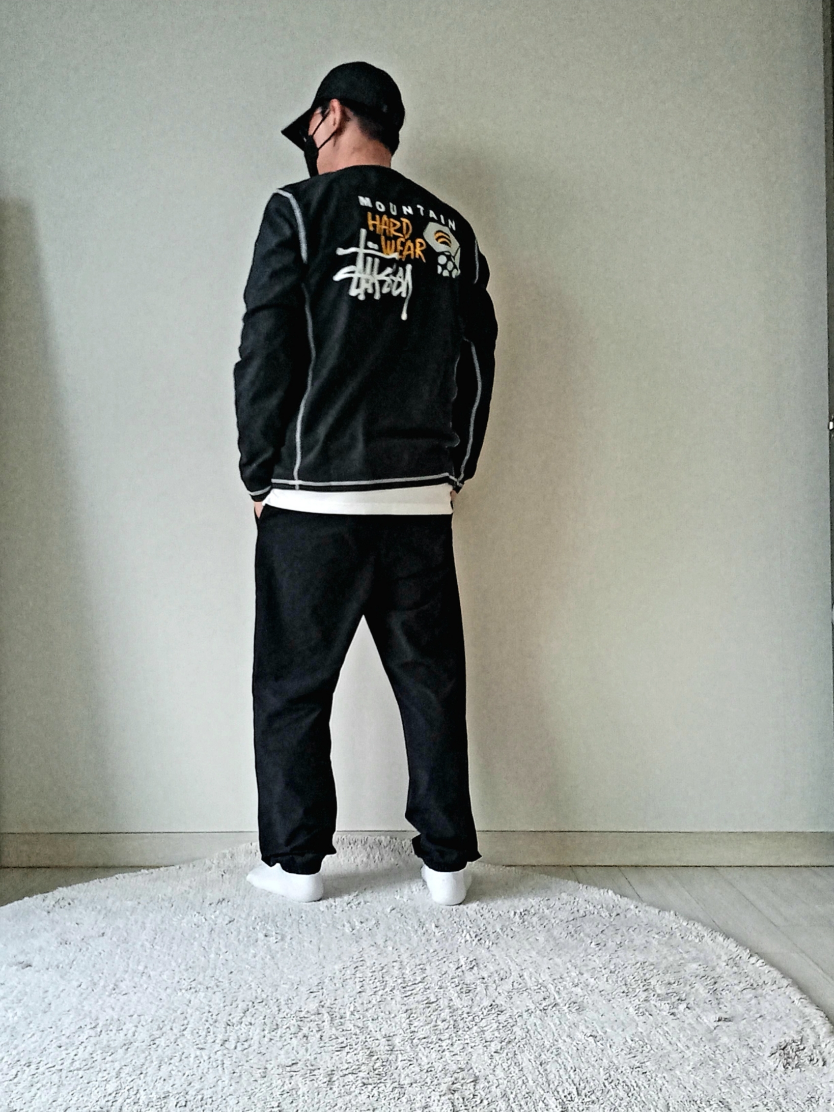 Stussy x Mountain Hardwear LS T-Shirt Stealth Grey 착용 스타일 - 5