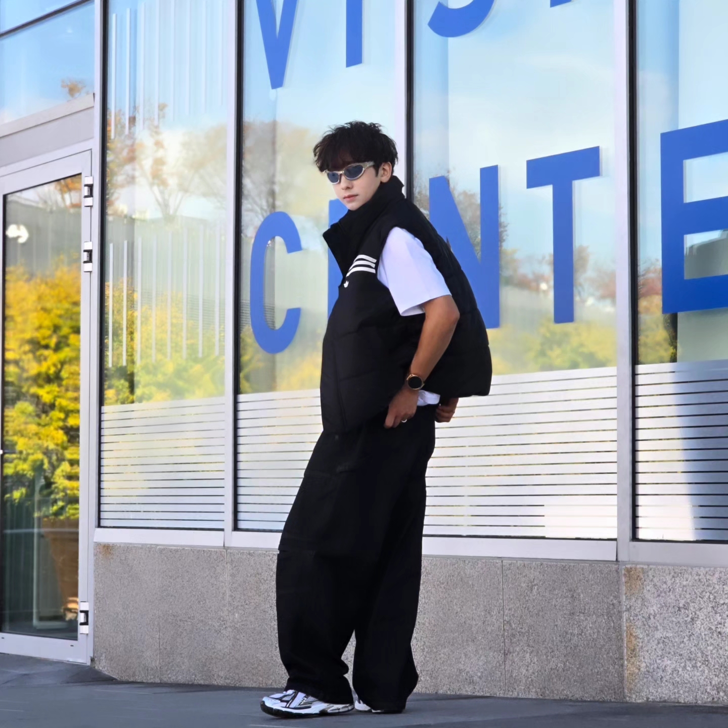 Adidas Originals 70s Padded Gilet Black - KR Sizing, Supreme x Ducati Bike T-Shirt White - 24SS 착용 스타일 - 2