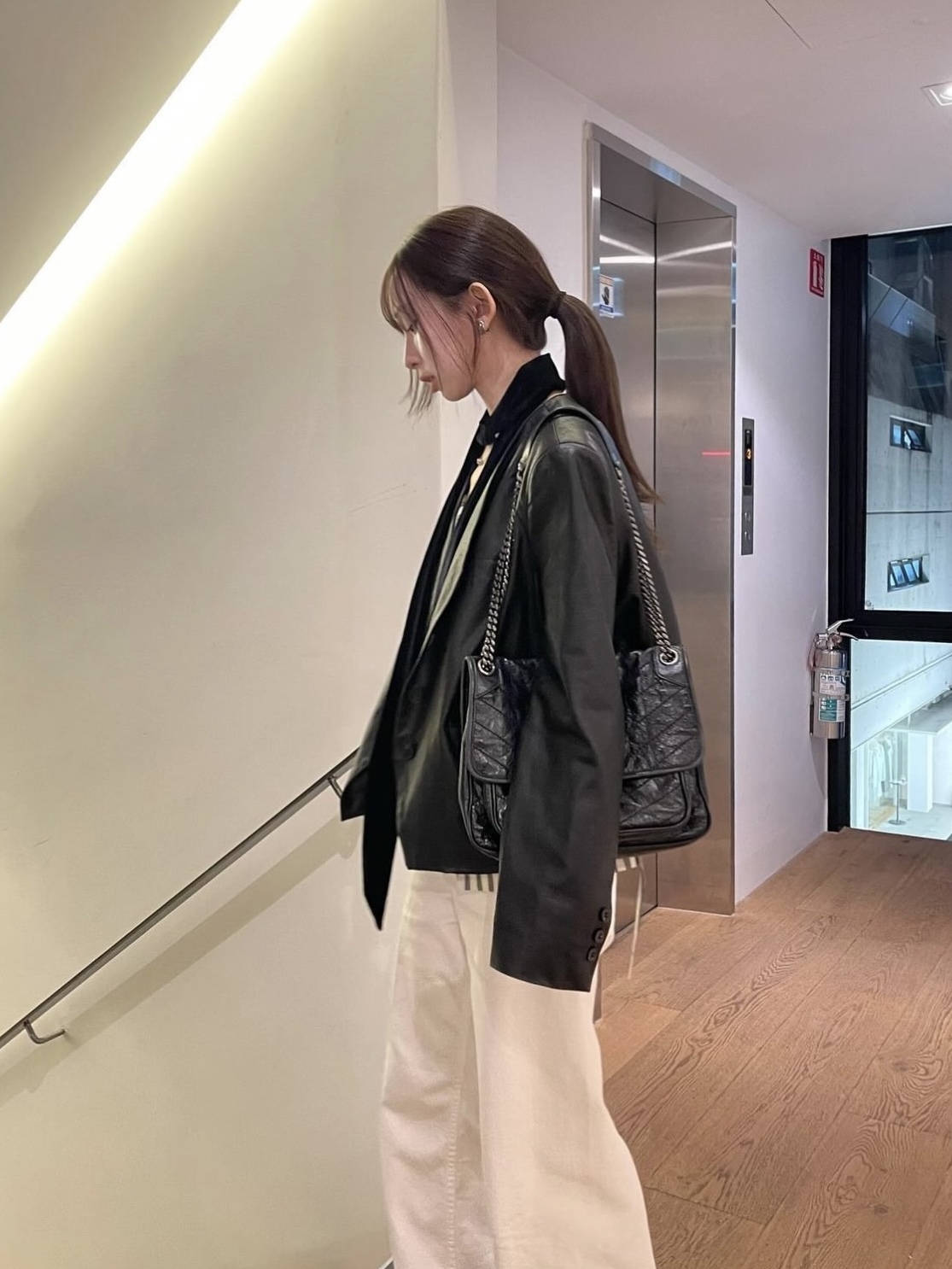 Saint Laurent Black Monogram Niki Medium Bag with Silver Chain Strap in Crinkled Vintage Leather Black 착용 스타일 - 5