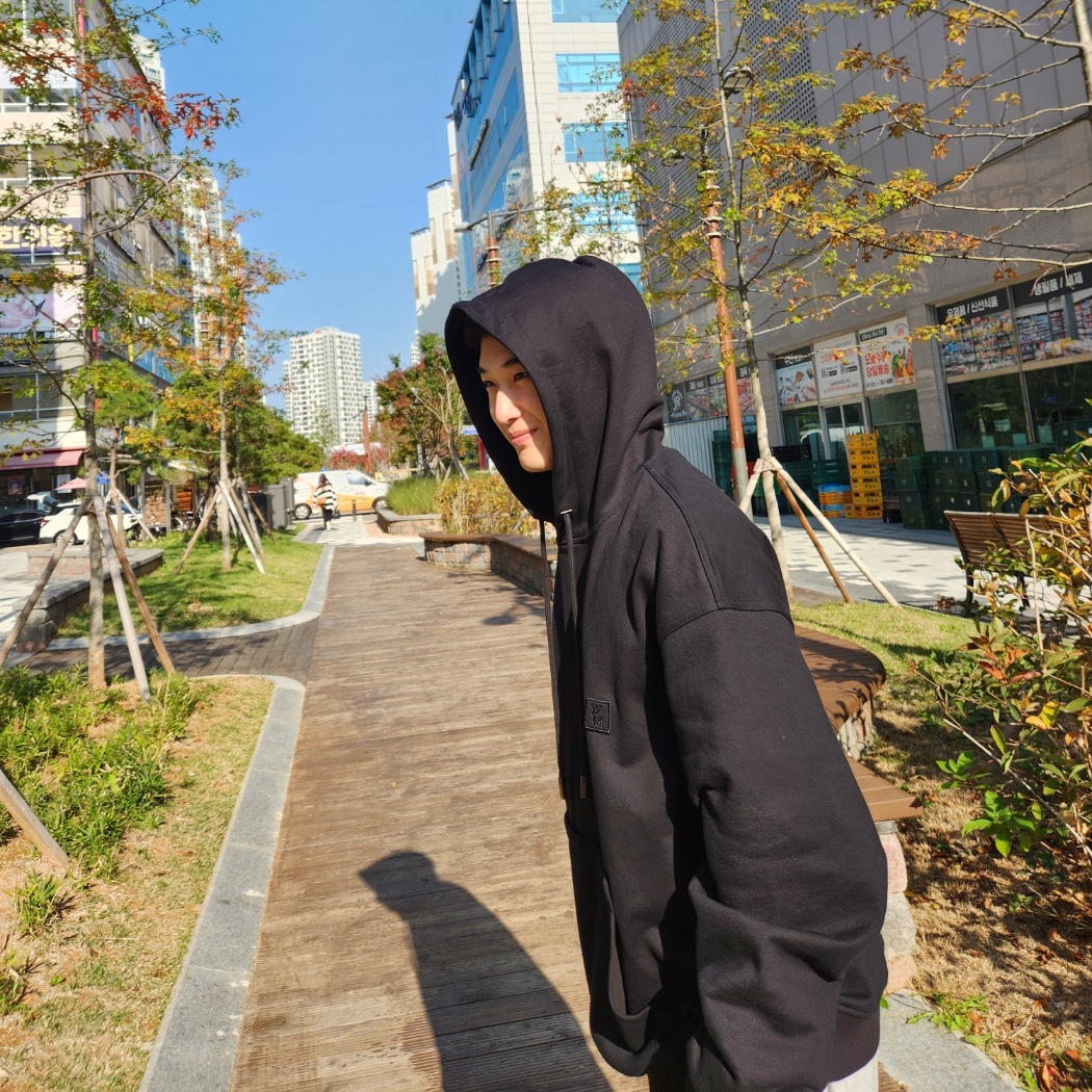 Wooyoungmi Flower Back Logo Hooded T-Shirt Black - 24SS 착용 스타일 - 2