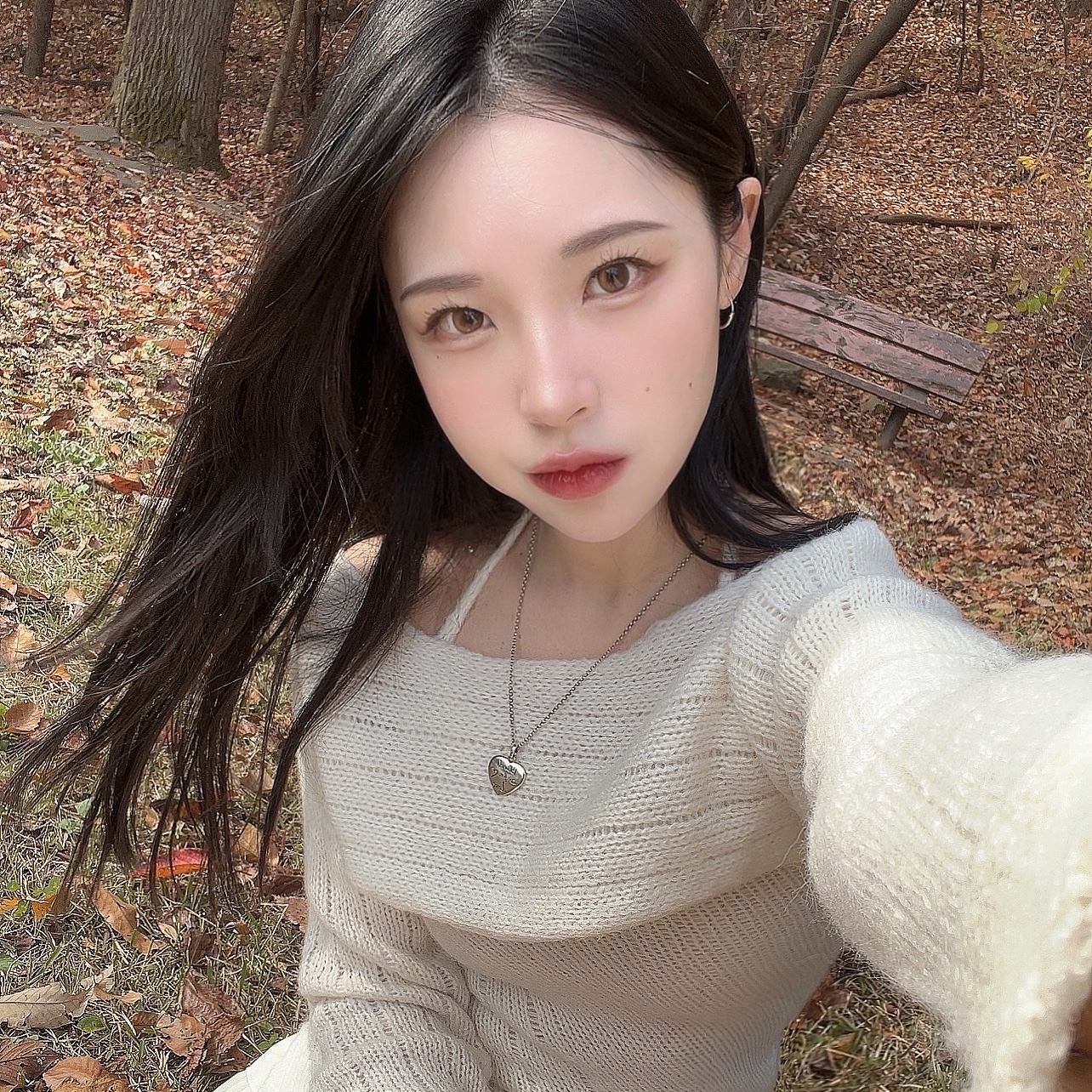 Gucci Blind for Love Necklace Silver, Buccellati Blossoms Eternelle Gardenia Ring with Brown Diamonds Vermeil Sterling Silver 착용 스타일 - 2